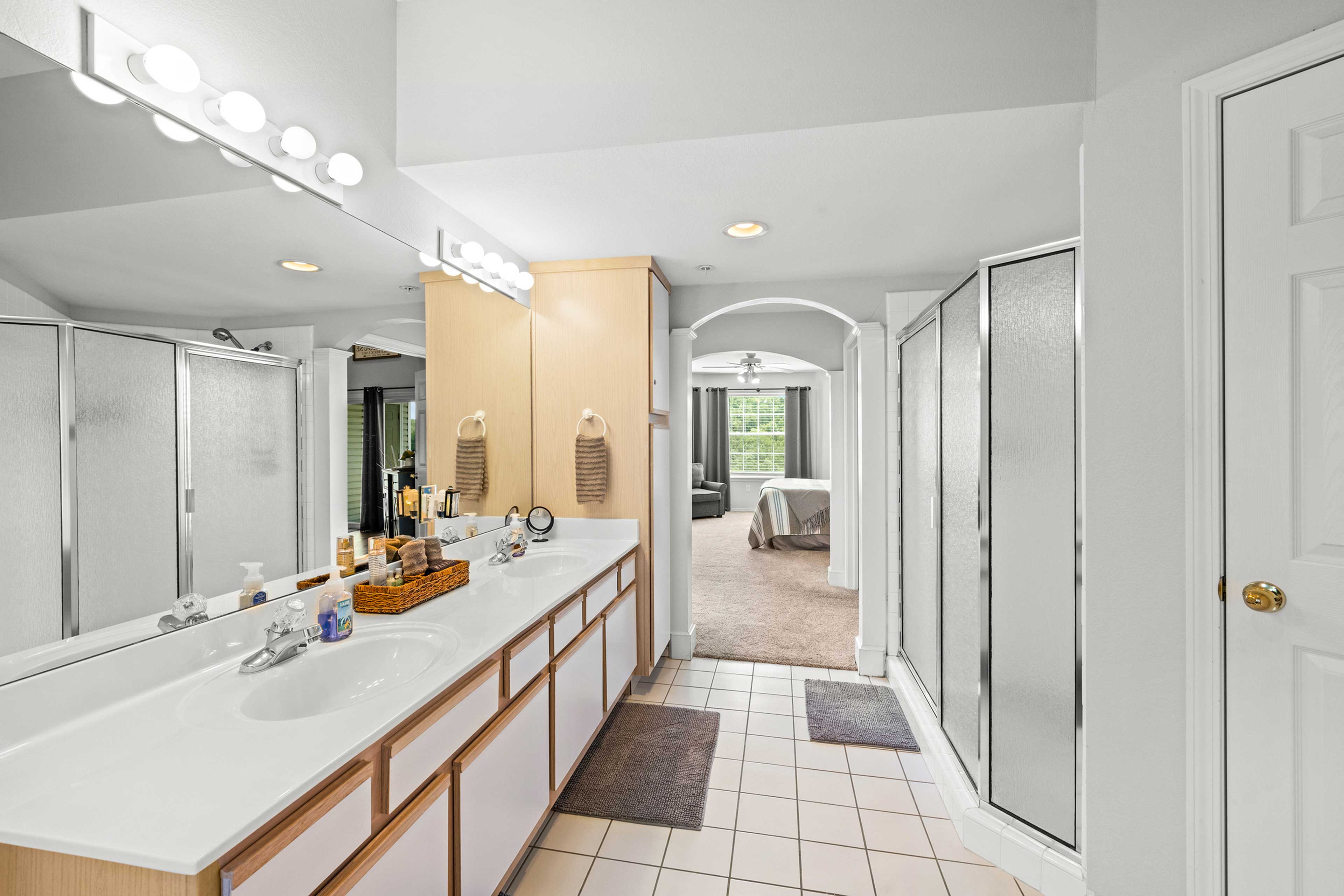 En-suite Bathroom | Towels Provided | Soaking Tub | Walk-in Shower