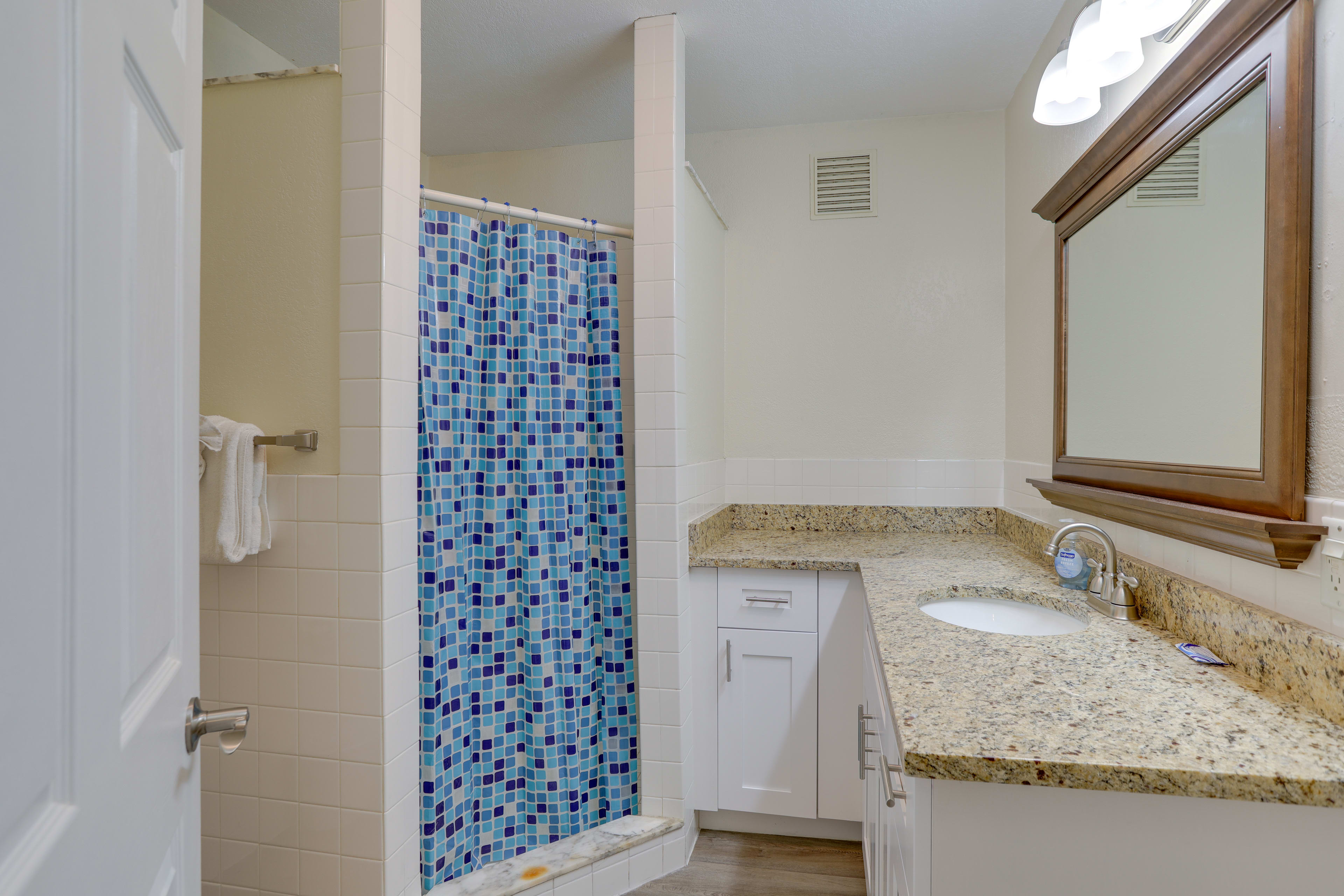 Full Bathroom | Complimentary Toiletries | Hair Dryer