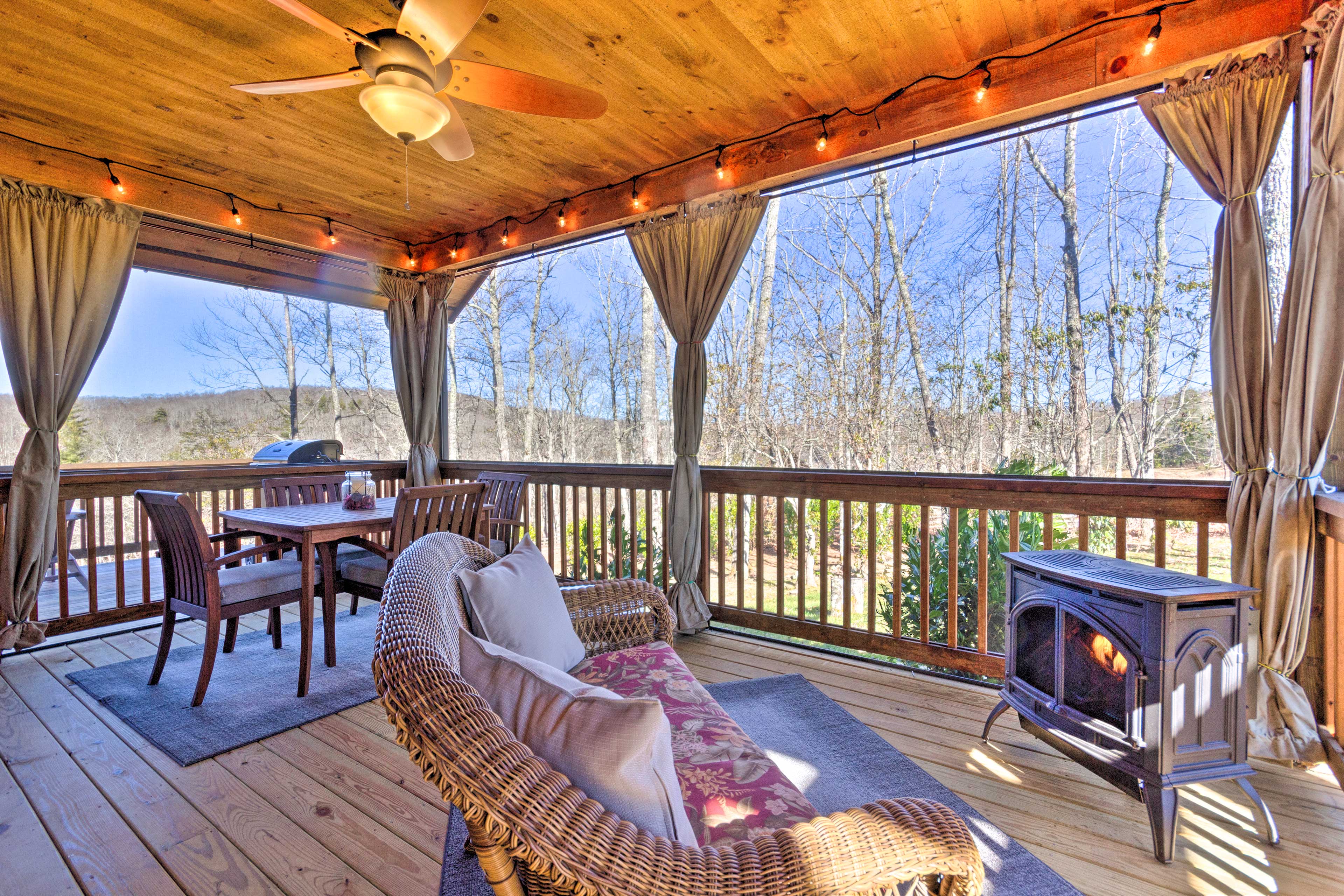 Modern Cabin w/ Deck, Grill & Chinquapin Amenities