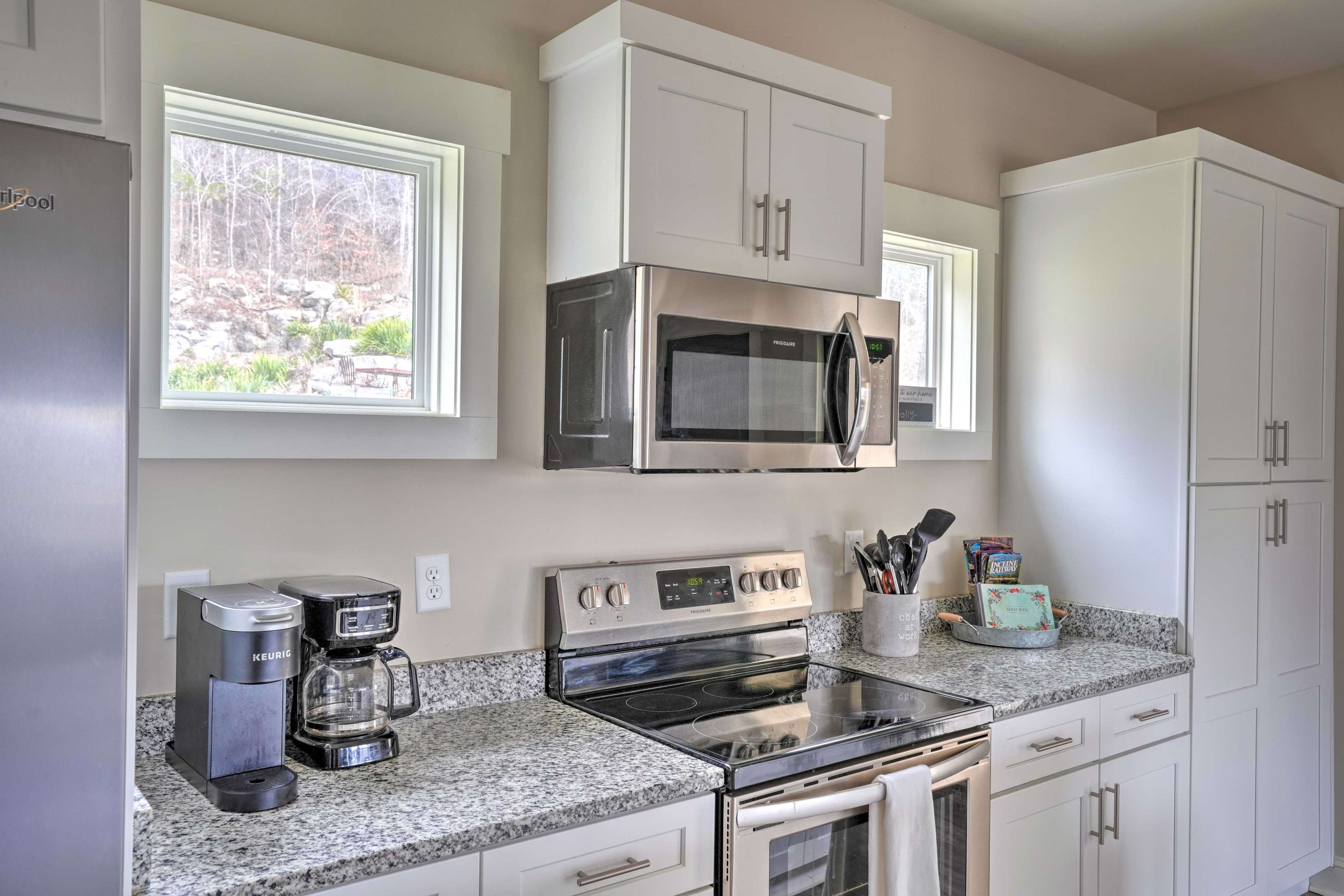Fully Equipped Kitchen | Breakfast Bar | Trash Bags/Paper Towels Provided