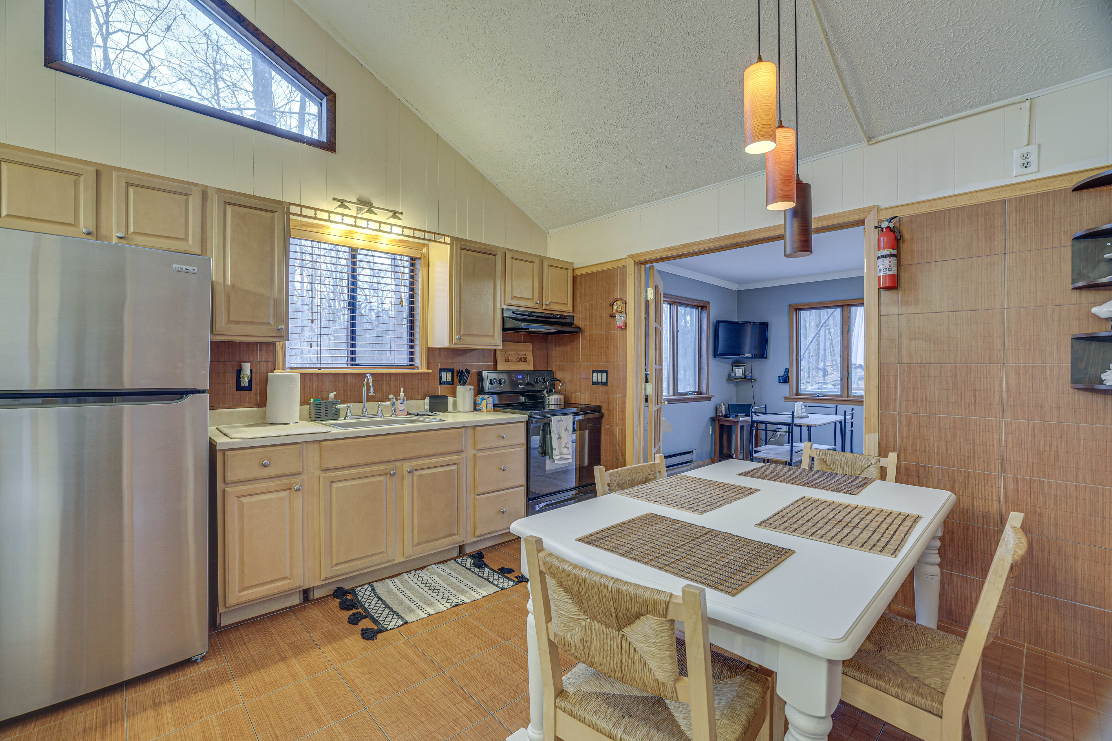 Dining Area | Dishware & Flatware Provided