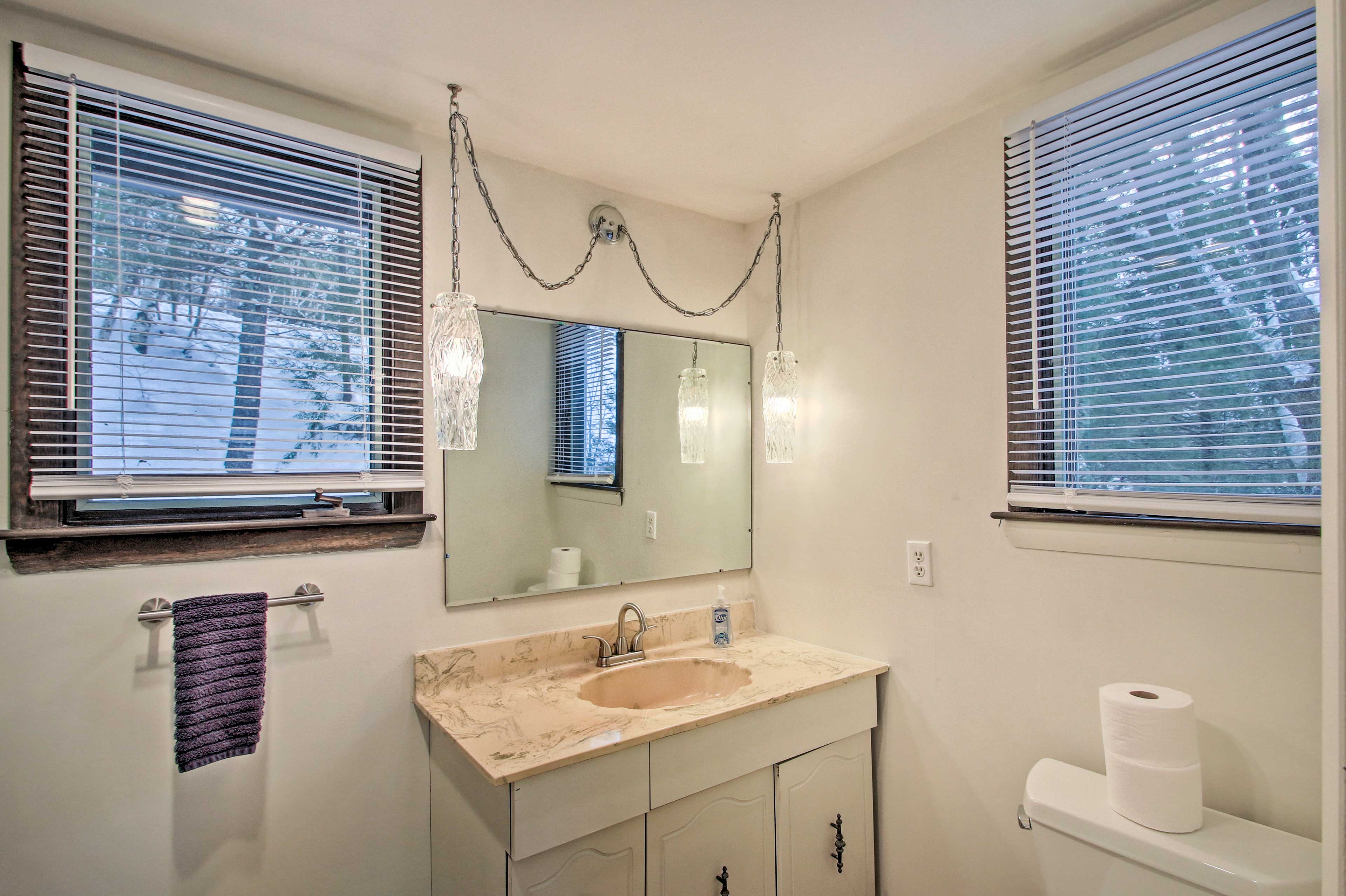 Full Bathroom | Towels Provided | Complimentary Toiletries