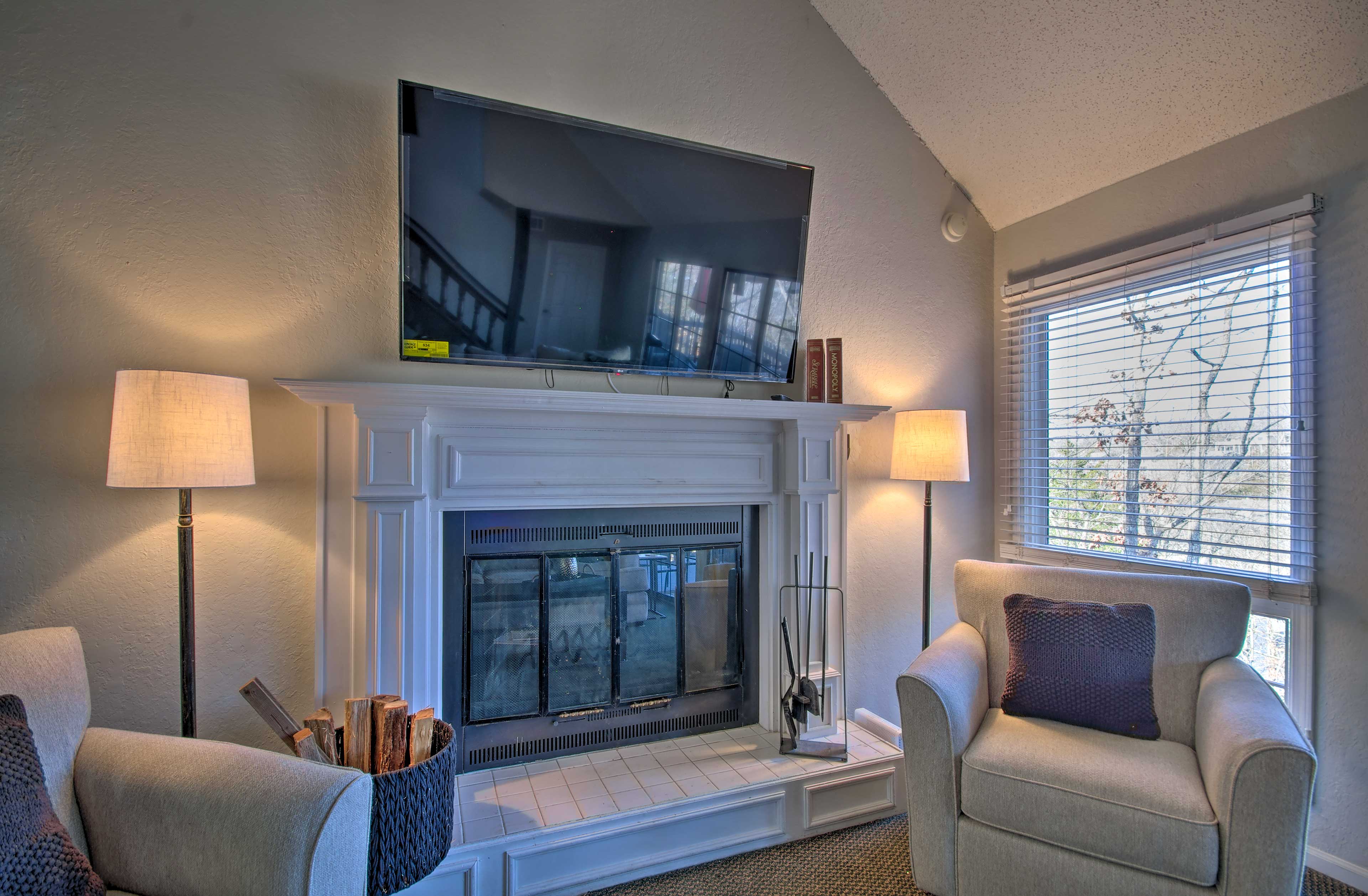 Living Room | Flat-Screen Cable TV | Fireplace (Wood Provided)