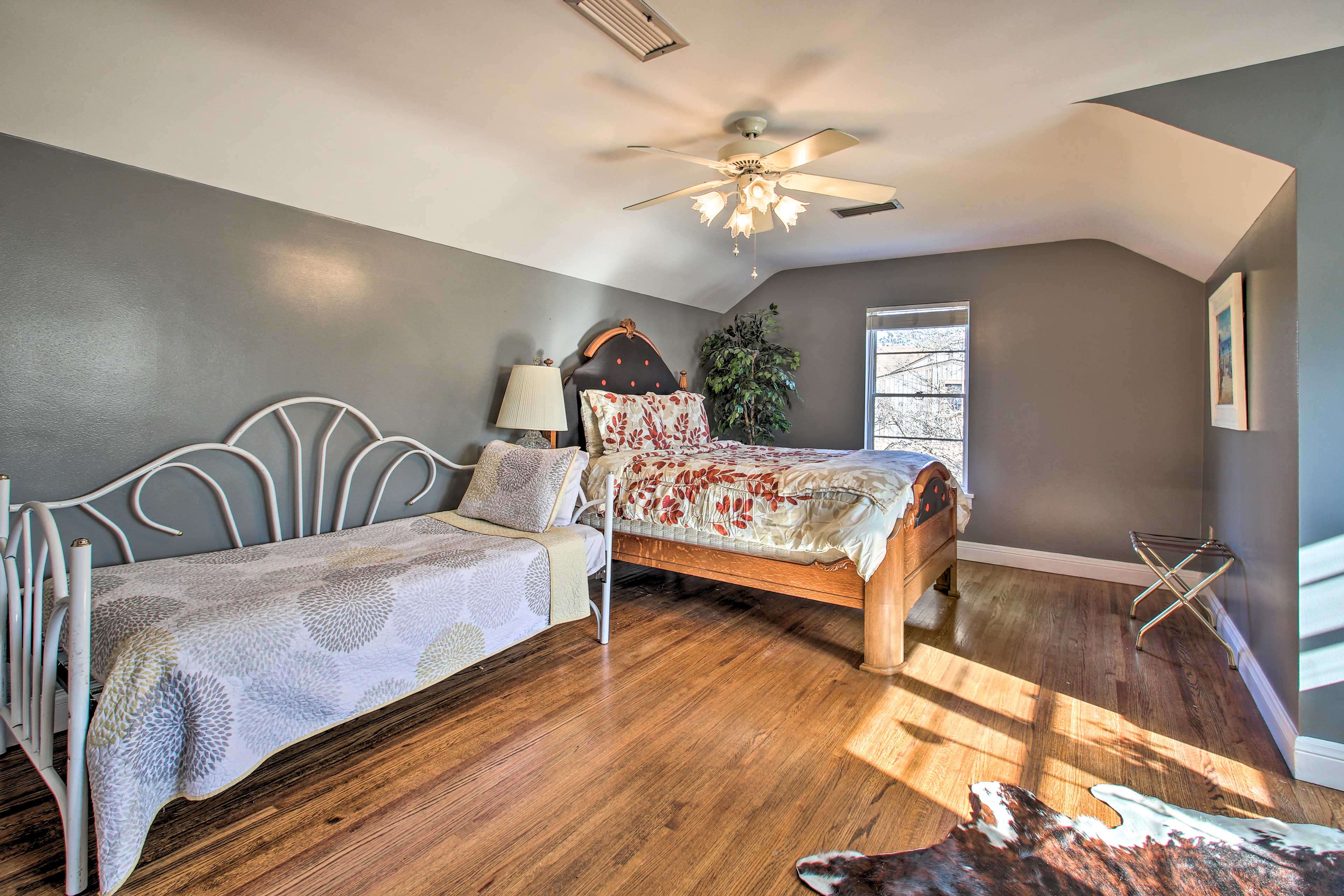 Entertainment Room | Twin Bed | Twin Daybed