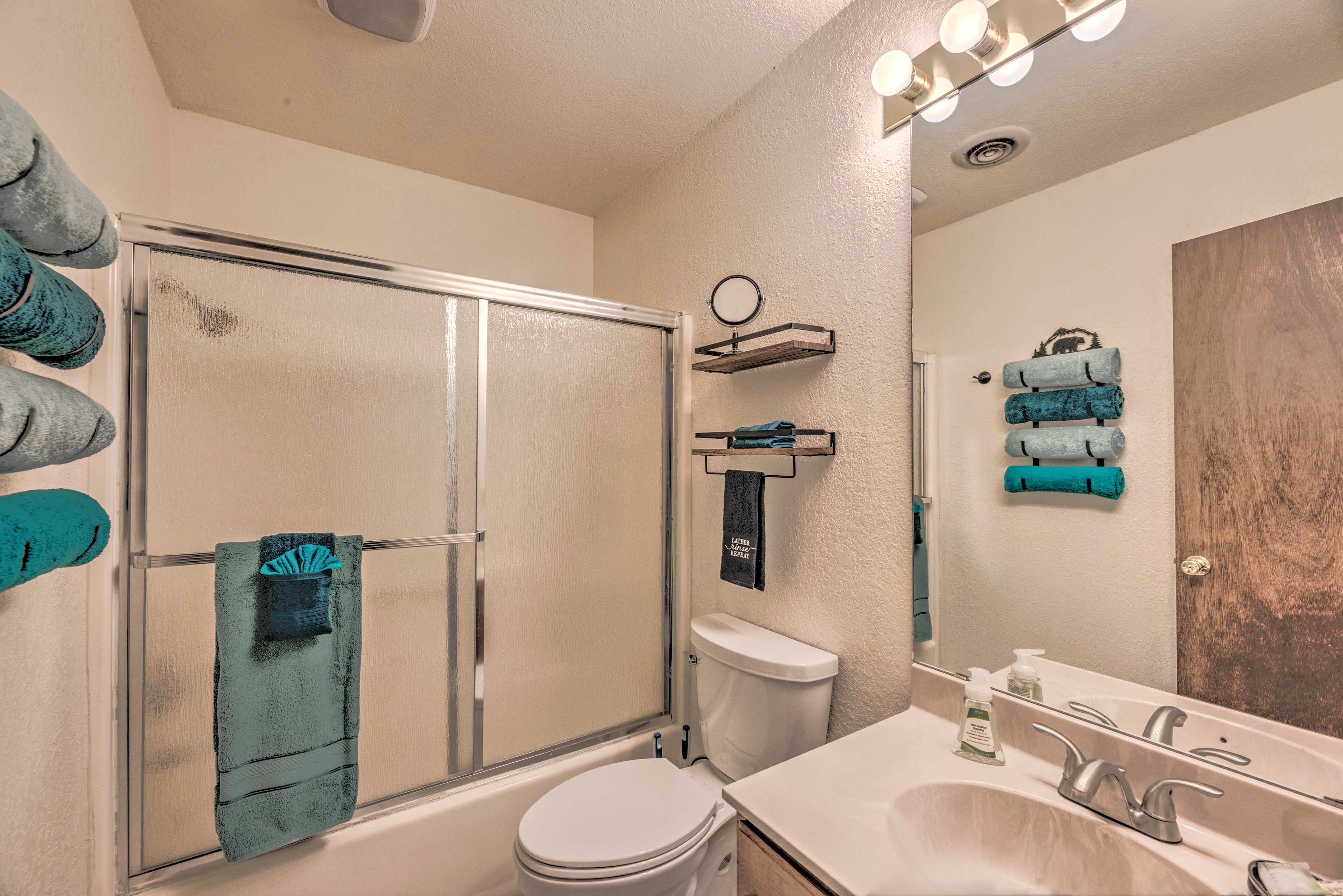 Full Bathroom | Complimentary Toiletries