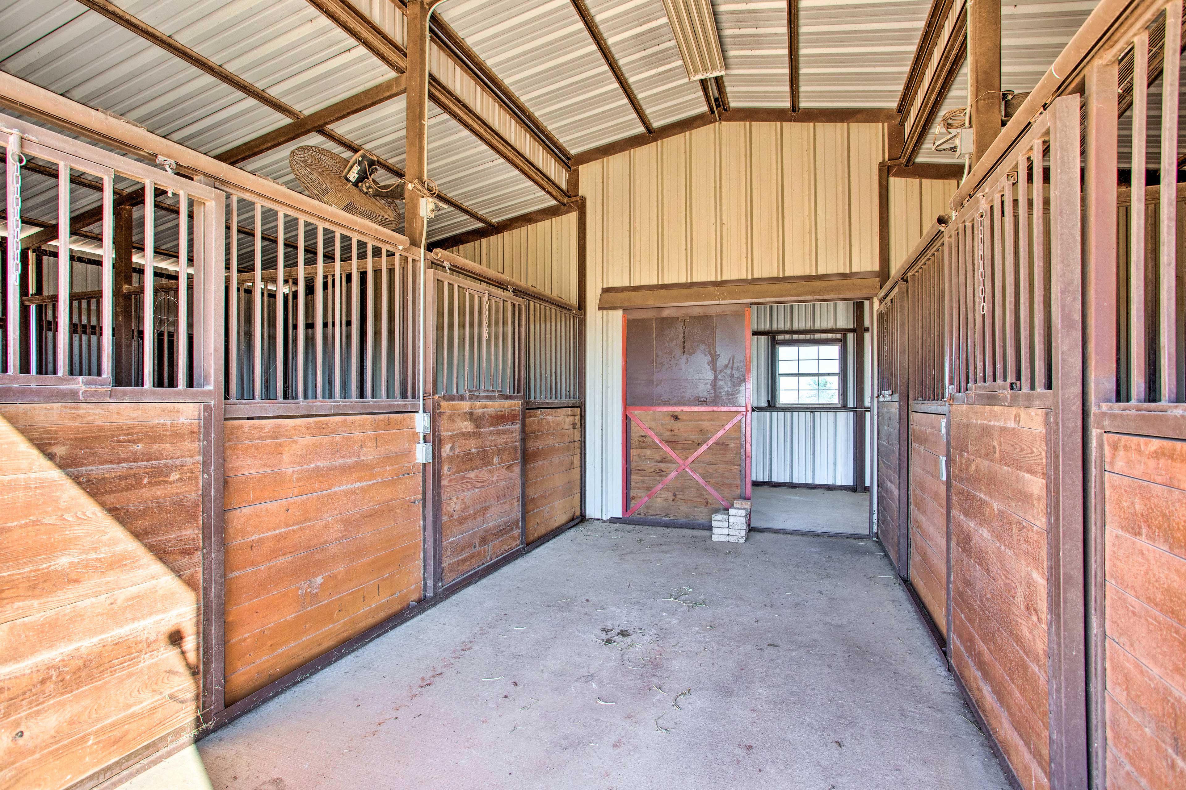 Private Barn w/ Horse Stalls