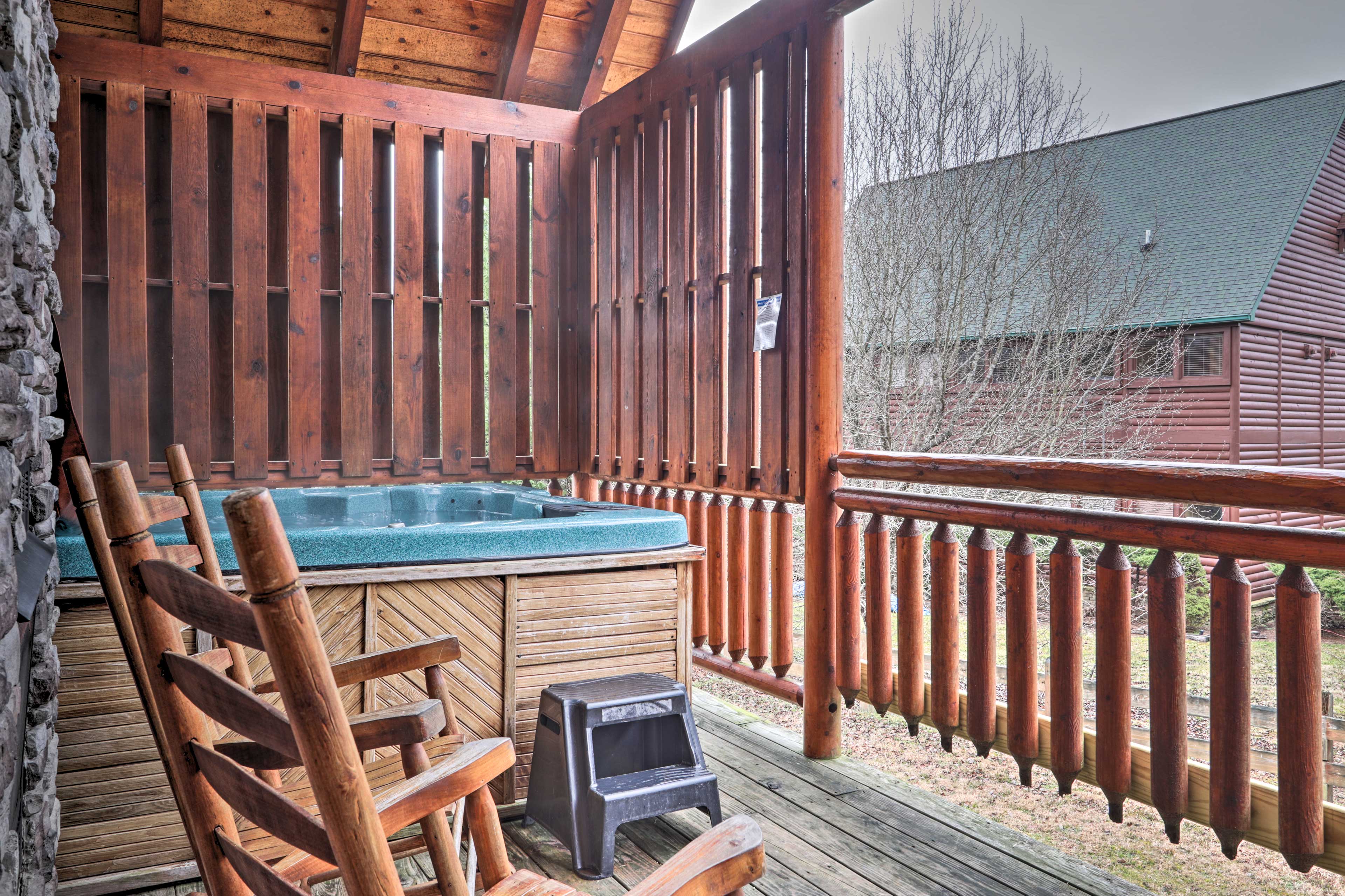 Private Balcony | Gas Grill | Hot Tub