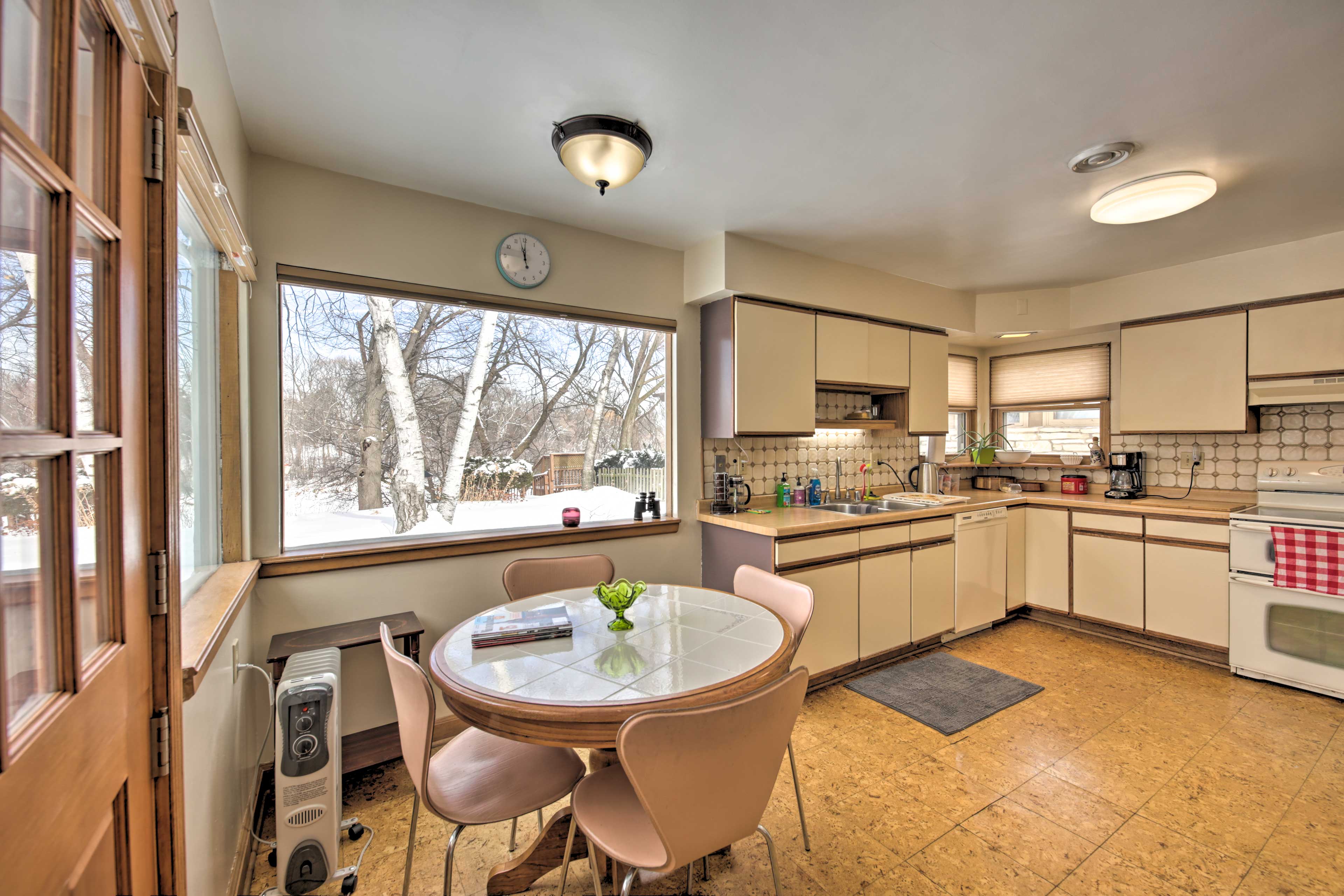 Dining Area | Main Floor | Dishware/Flatware Provided