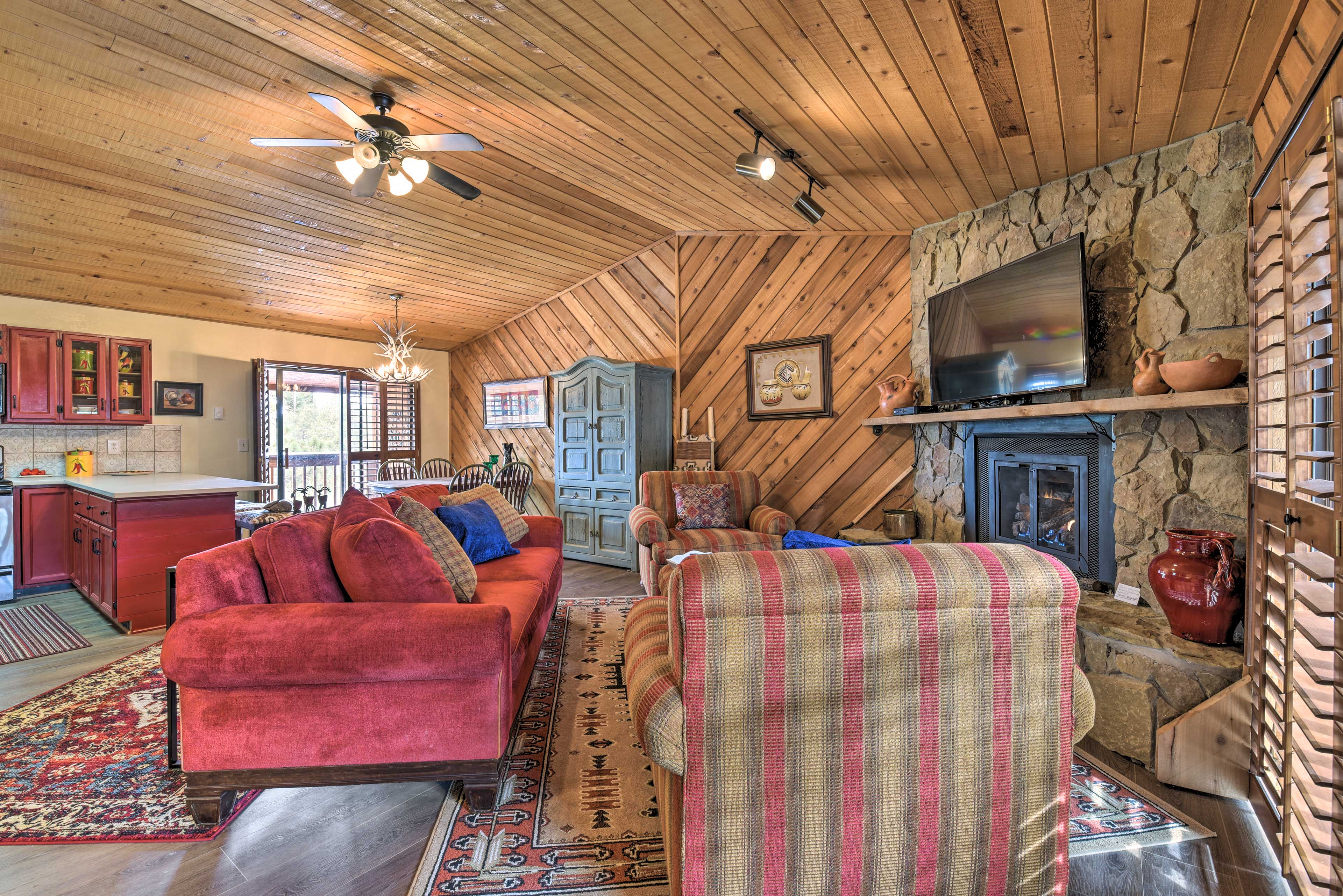 Living Room | Flat-Screen Cable TV | Gas Fireplace