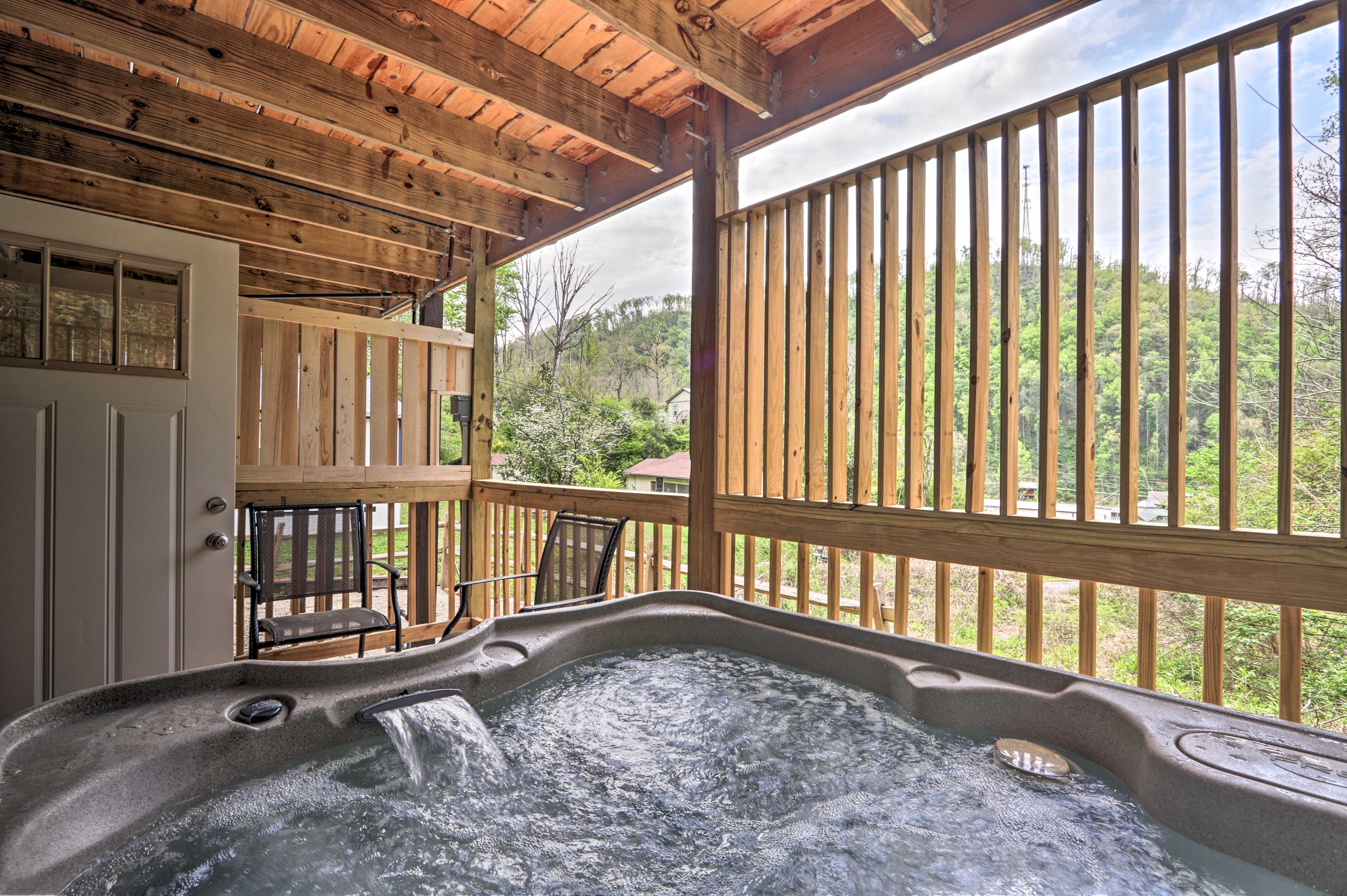 Cabin Exterior | Hot Tub