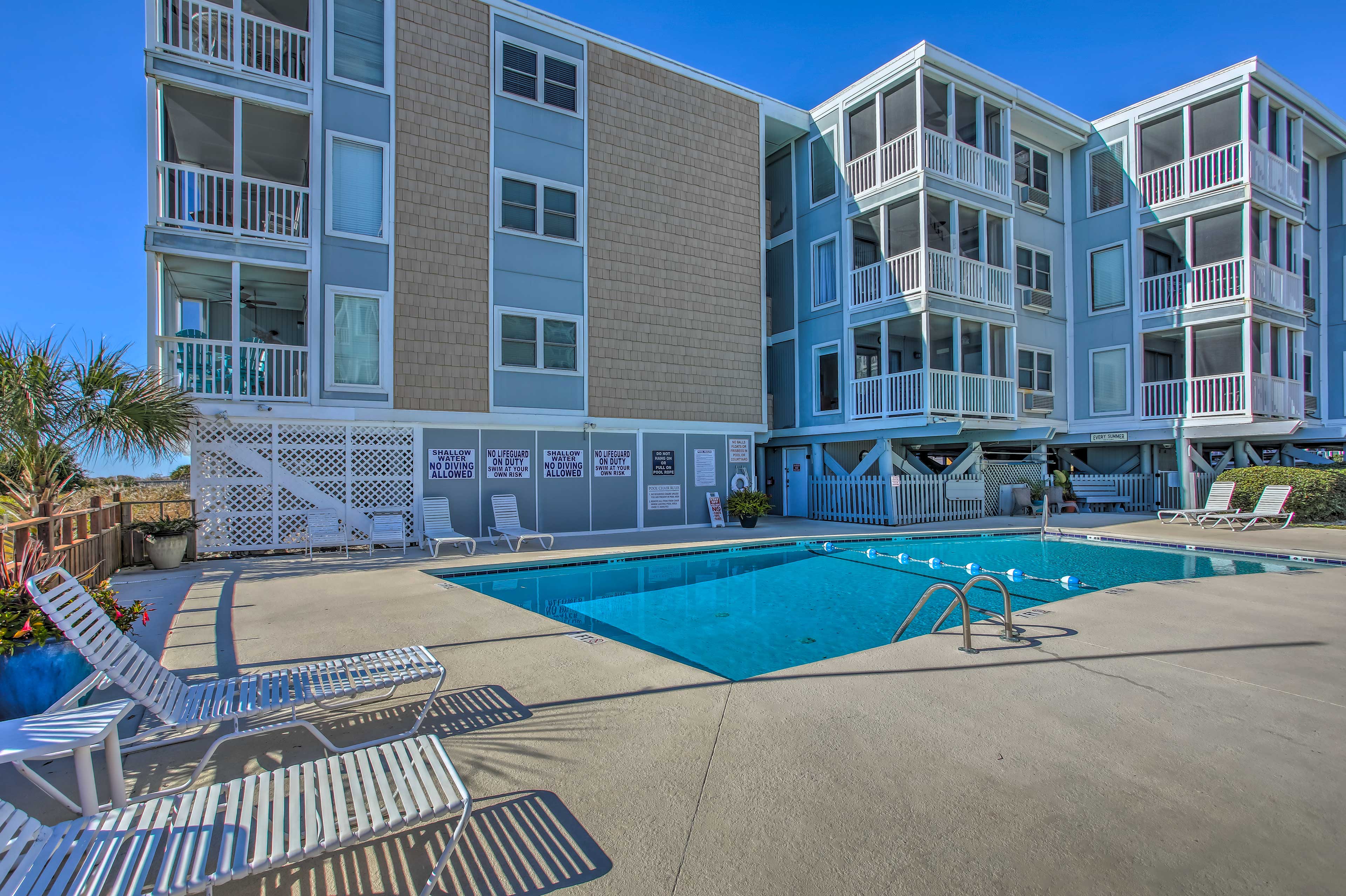 Community Amenities | Outdoor Swimming Pool with Sundeck