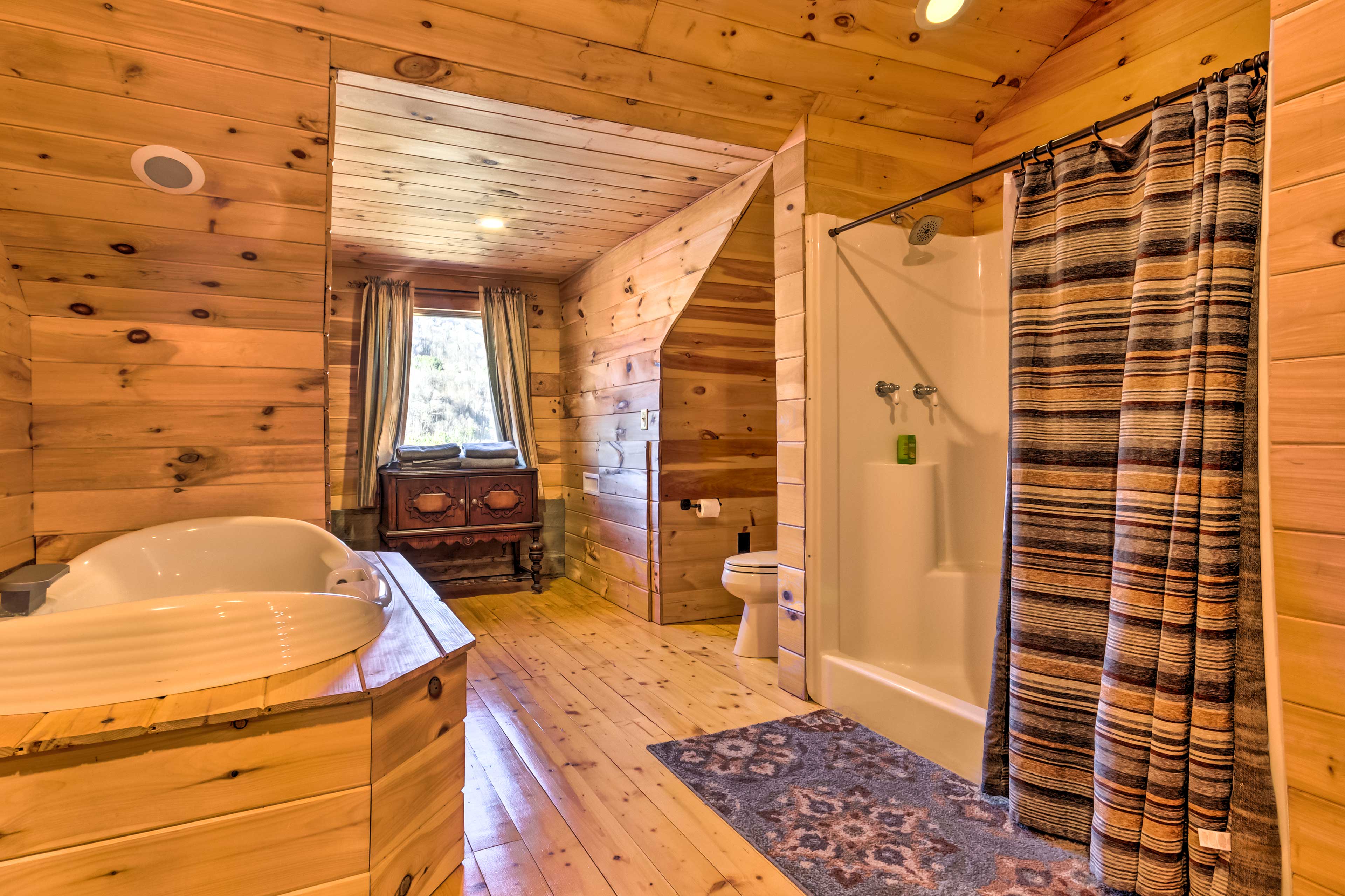 Full Bathroom | Towels Provided | Complimentary Toiletries | Jetted Tub