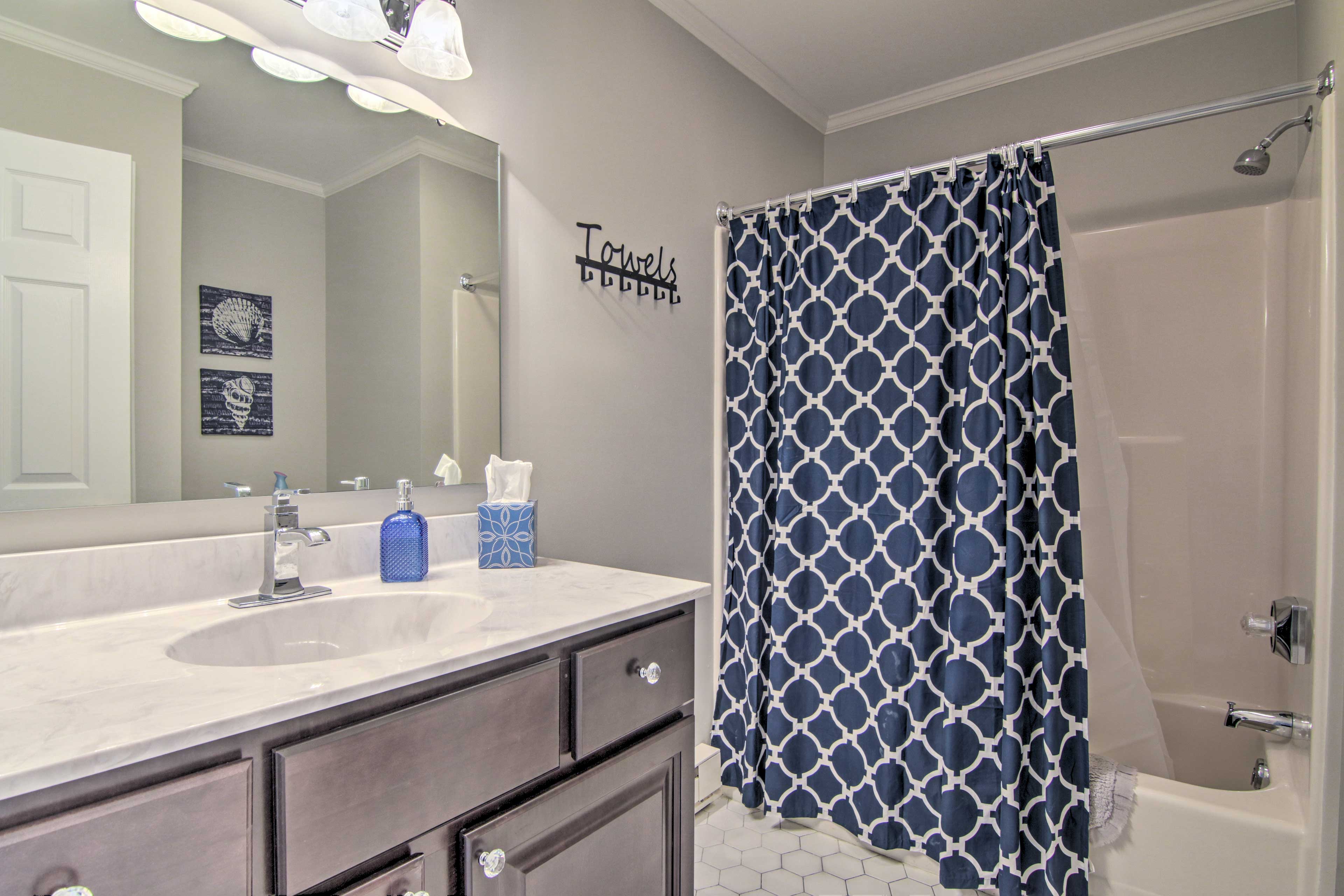 Bathroom | Shower/Tub Combo | Towels Provided