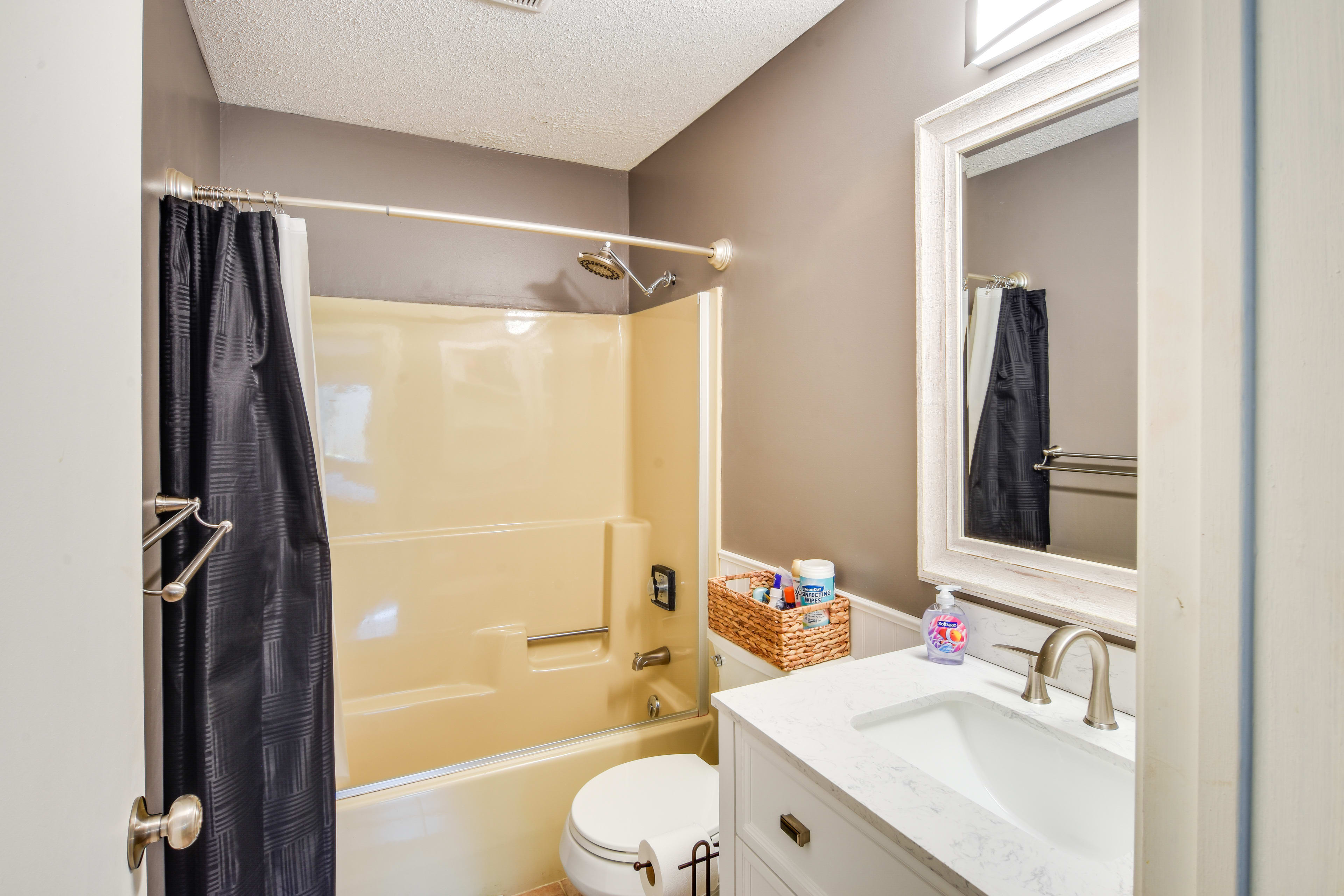 En-Suite Bathroom | Towels & Linens Provided