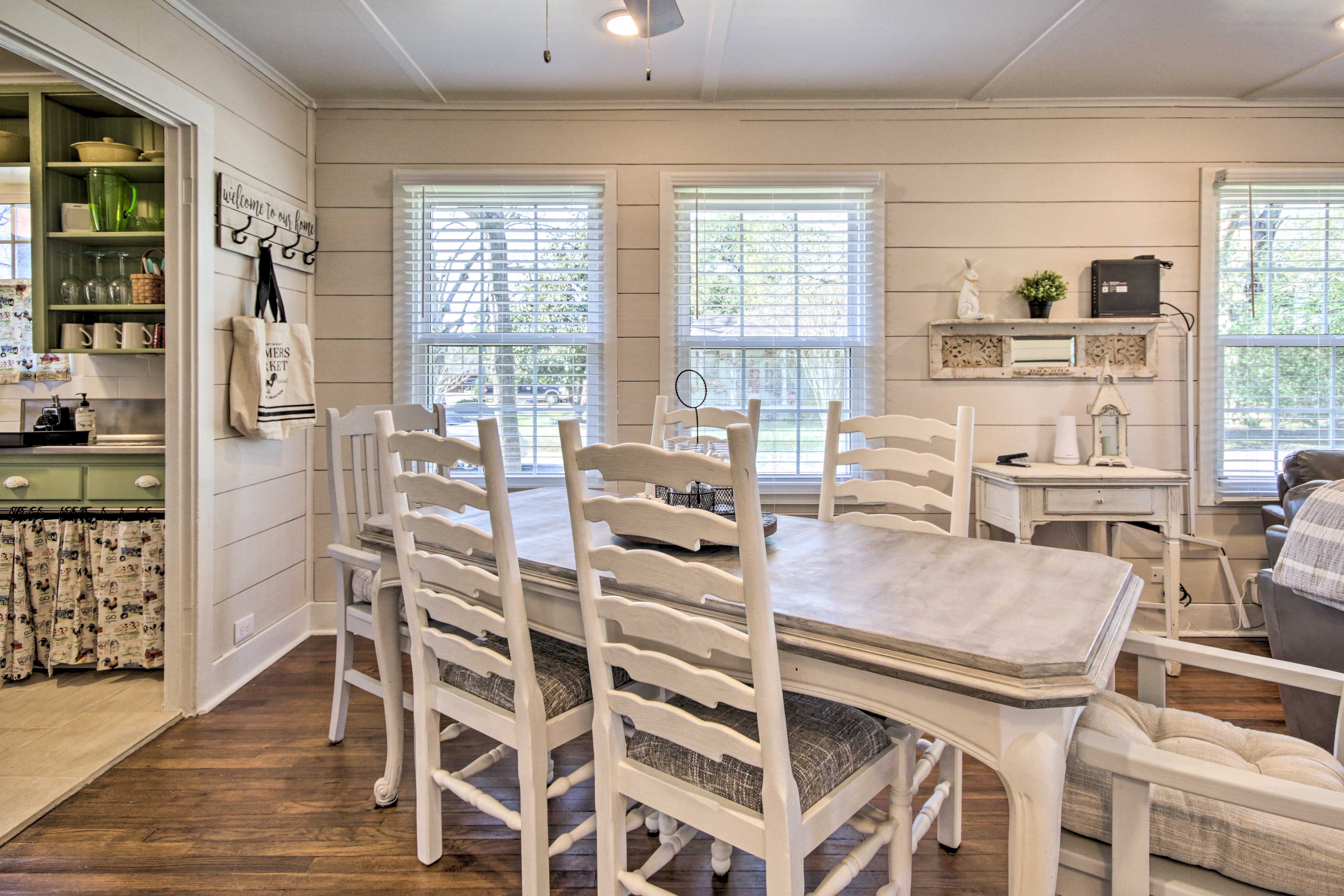 Dining Room | Dishware/Flatware Provided | Highchair