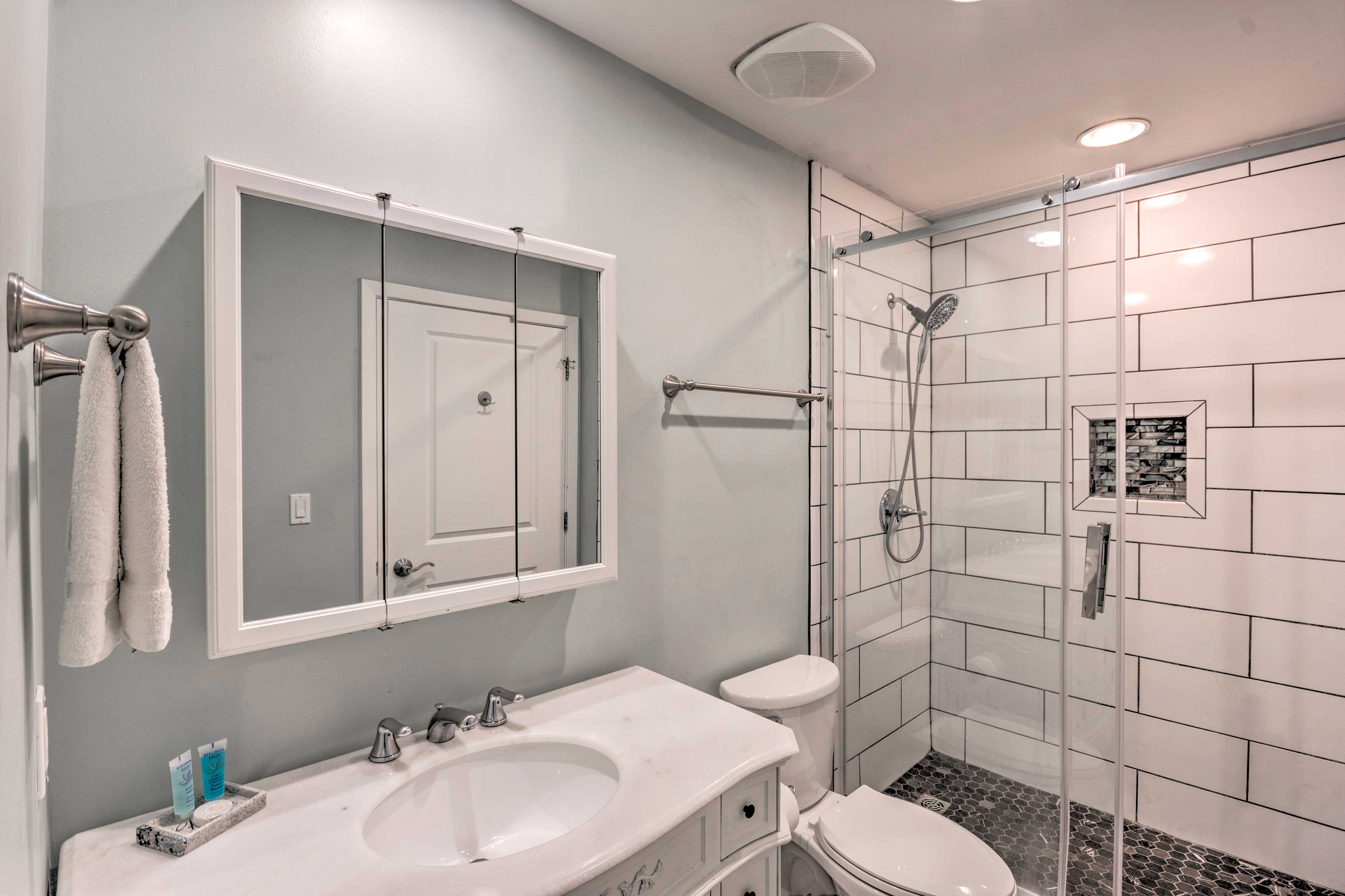 Full Bathroom | Complimentary Toiletries