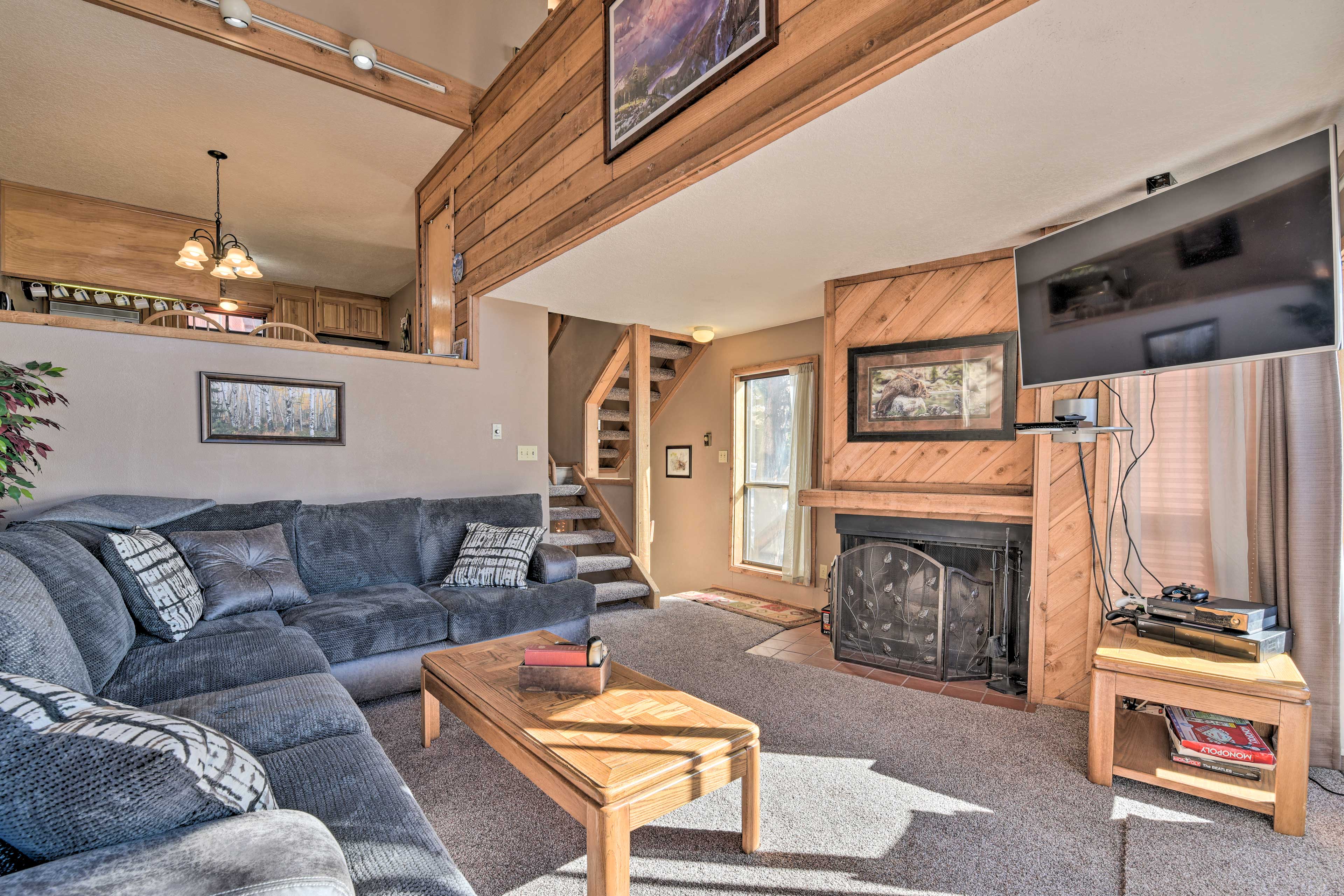 Charming Angel Fire Condo, Walk to Ski Lifts