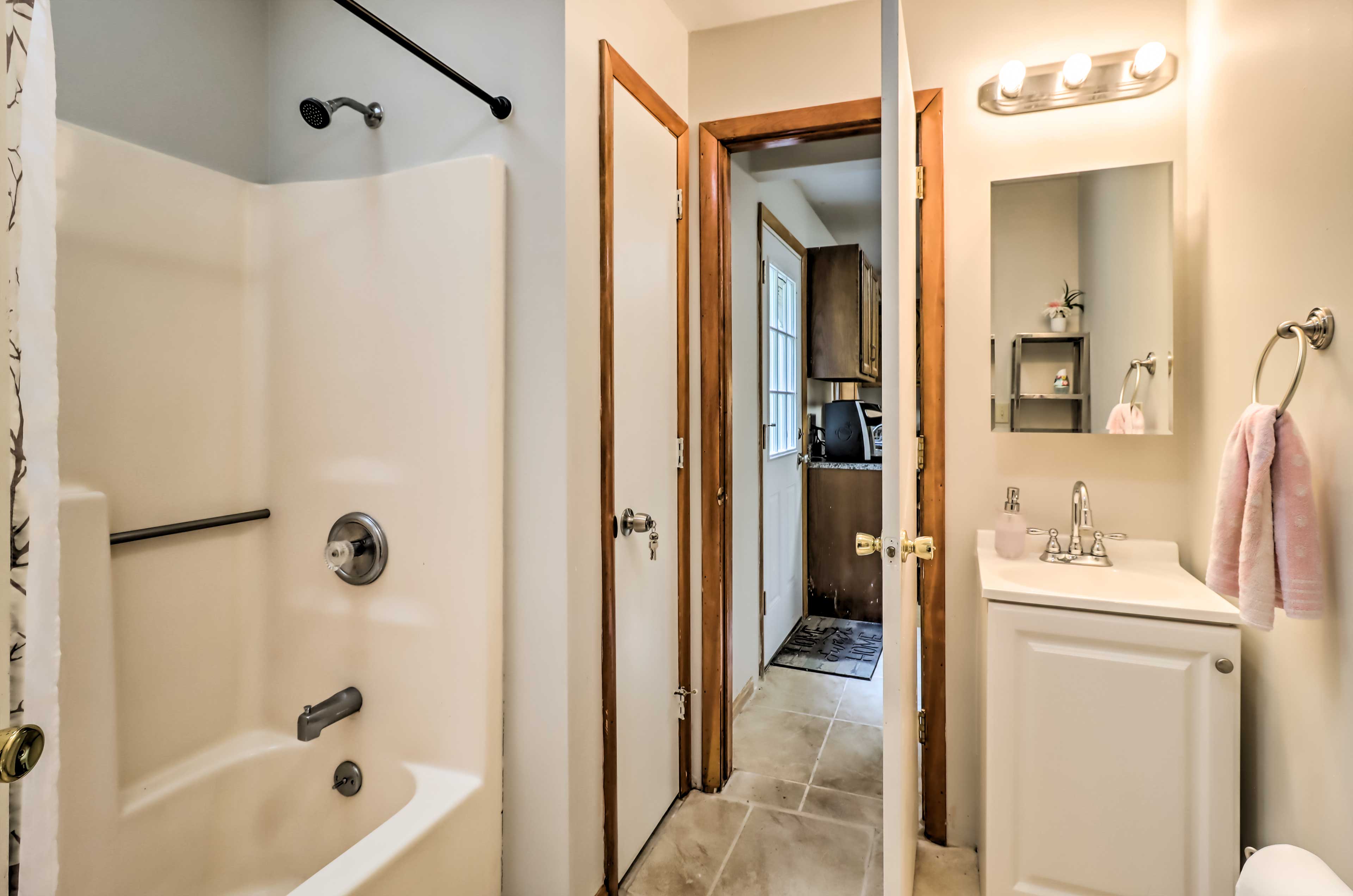 Jack & Jill Bathroom | 1st Floor | Towels Provided