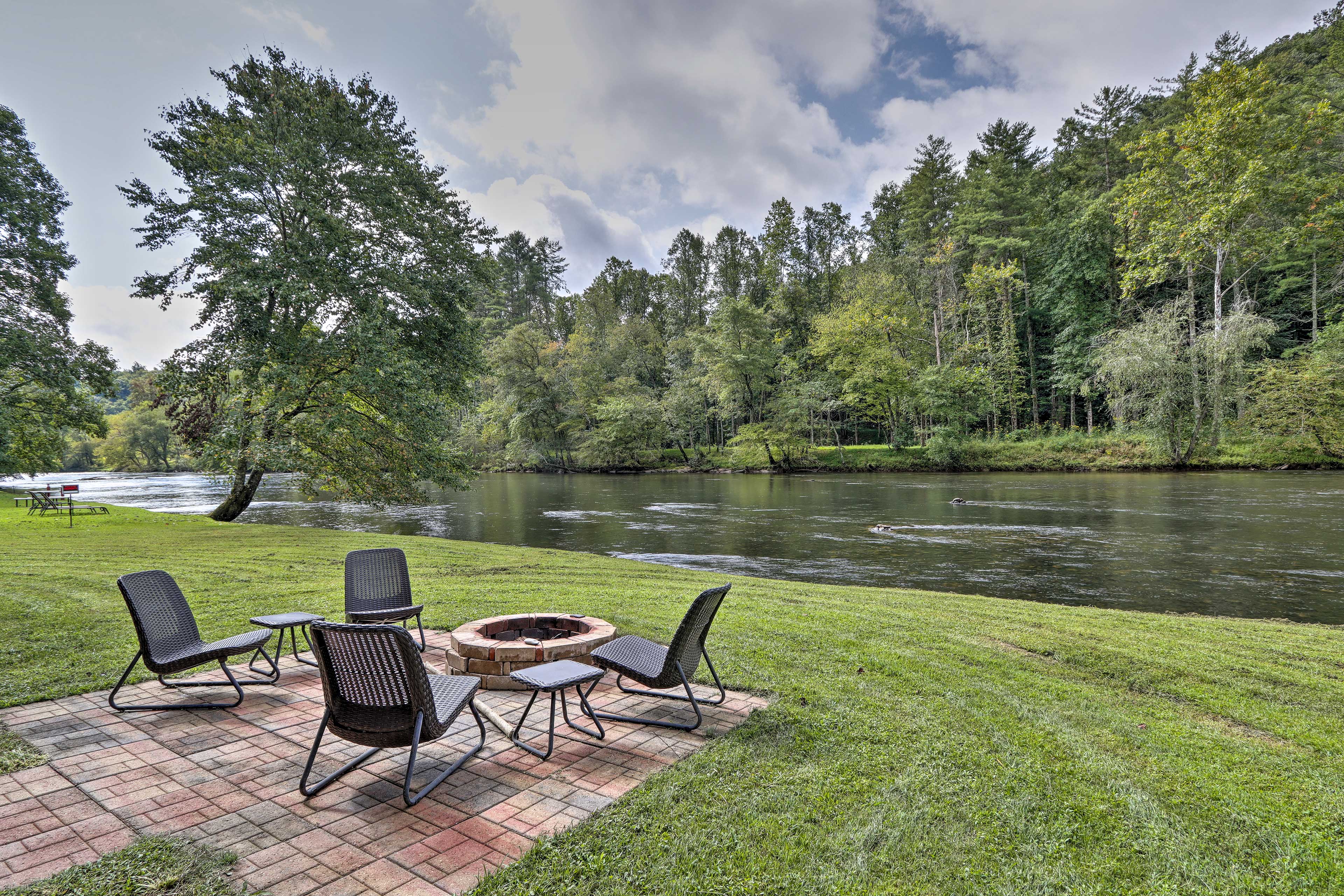 'River's Edge' - Ultimate Riverfront Getaway