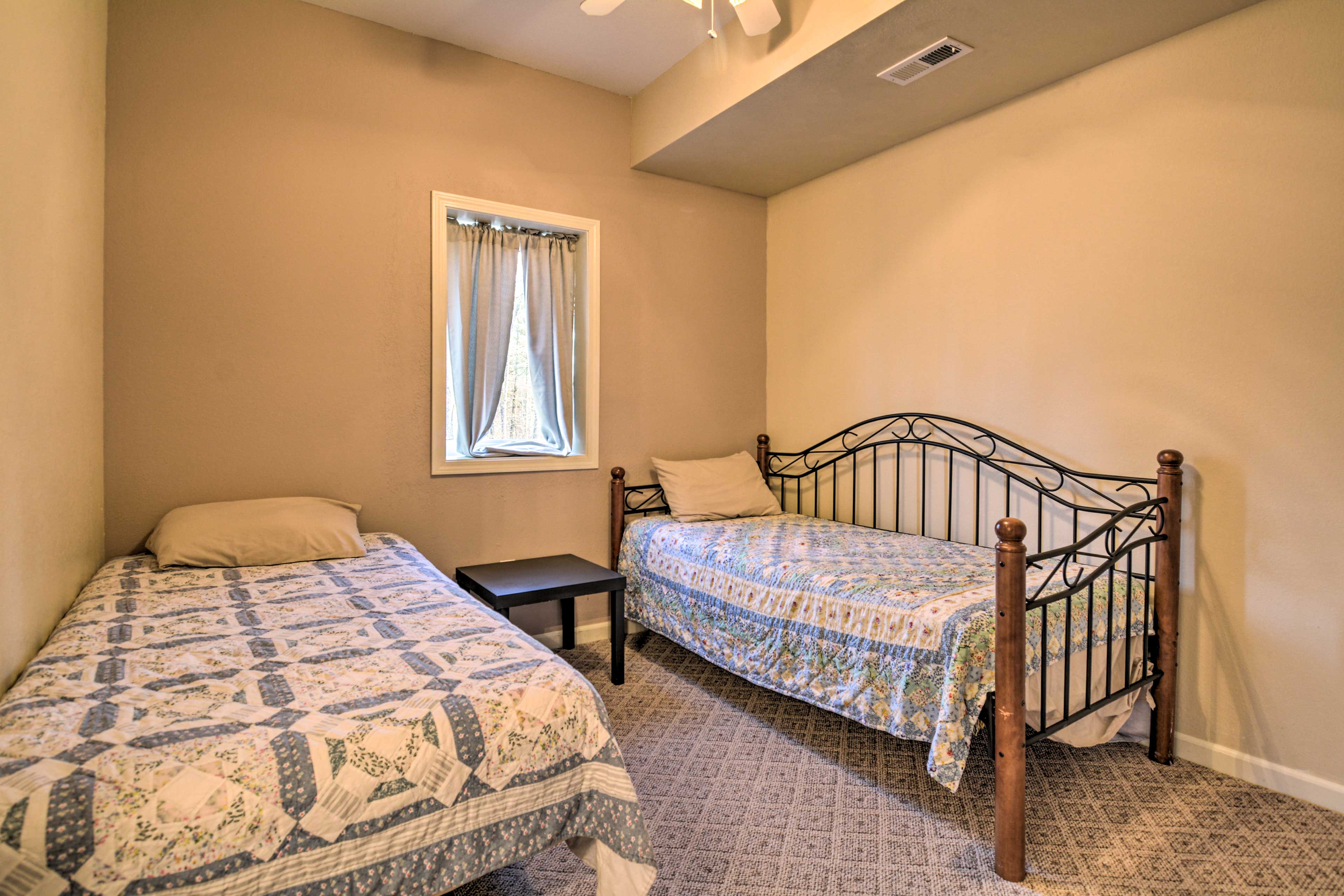 Bedroom 4 | Twin Bed | Twin Daybed | First Floor