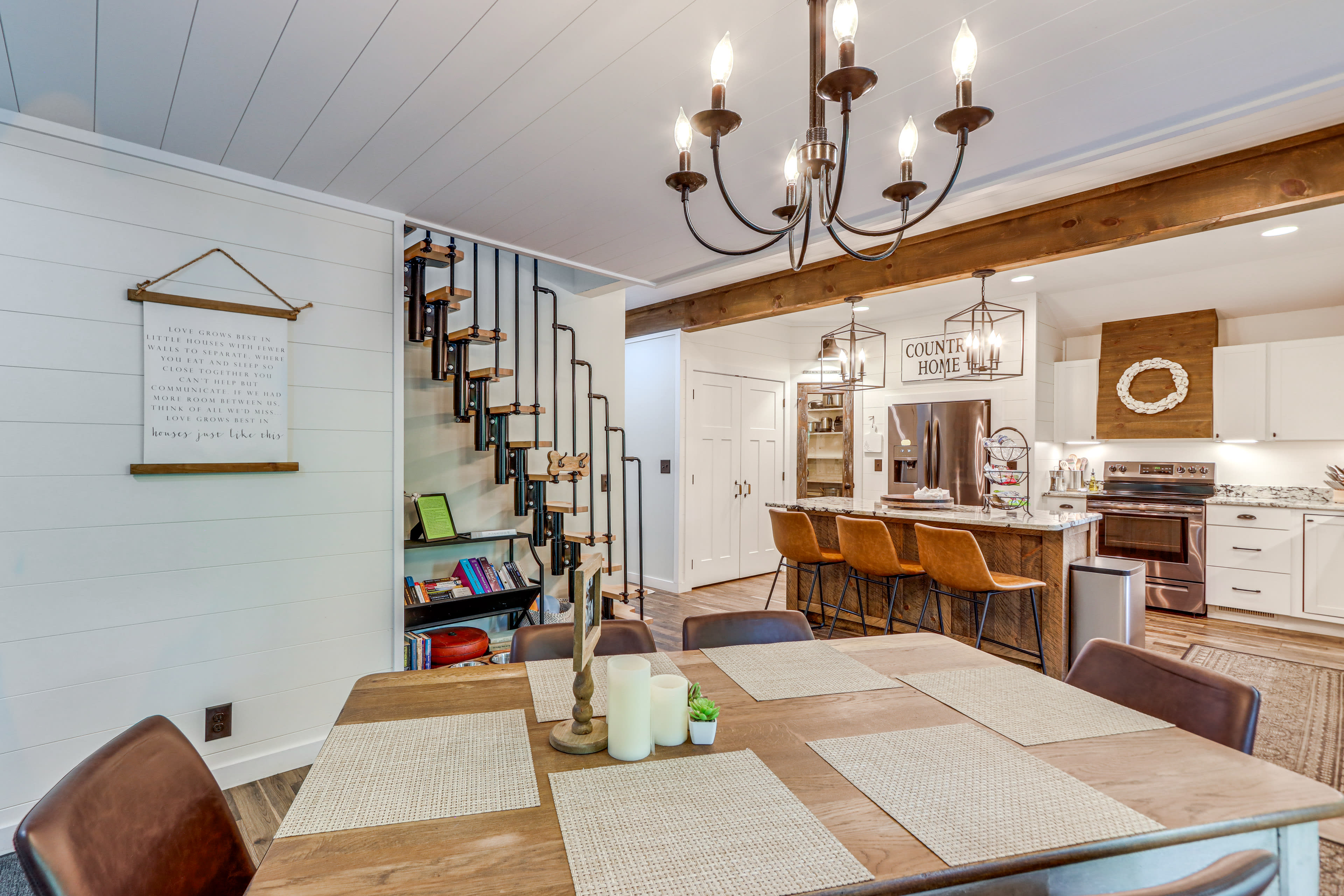 Dining Area | Dishware Provided