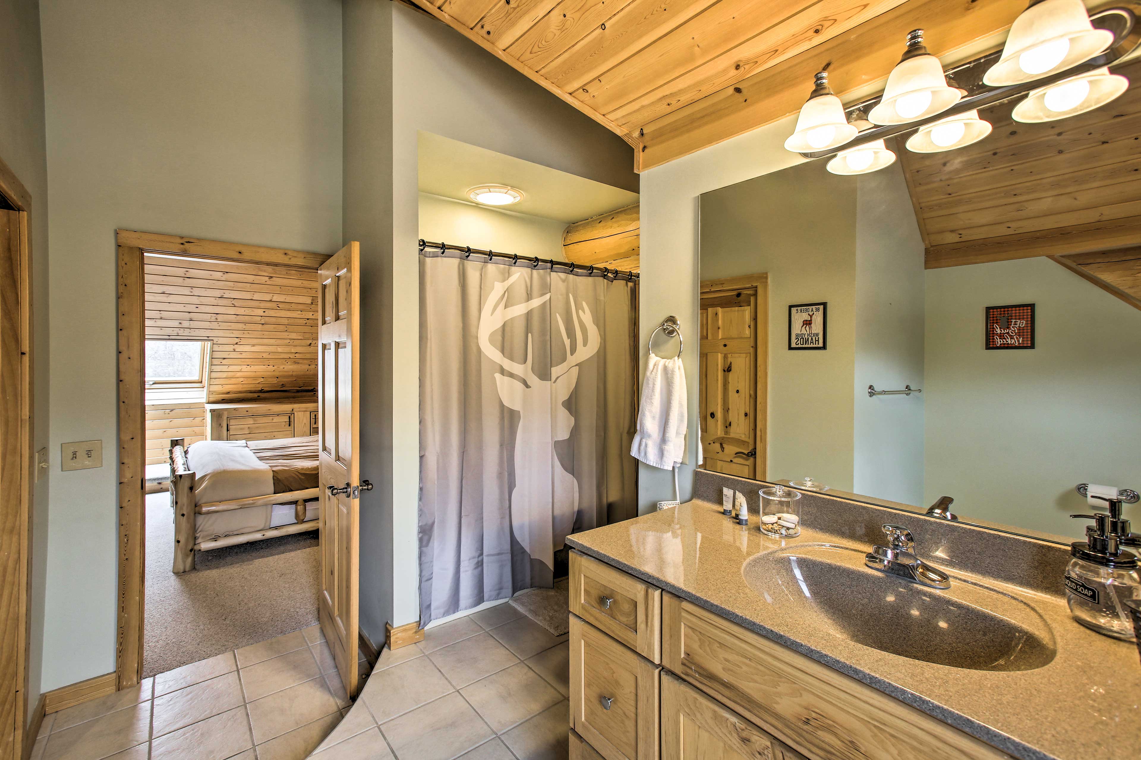 En-Suite Bathroom | Towels & Toiletries Provided