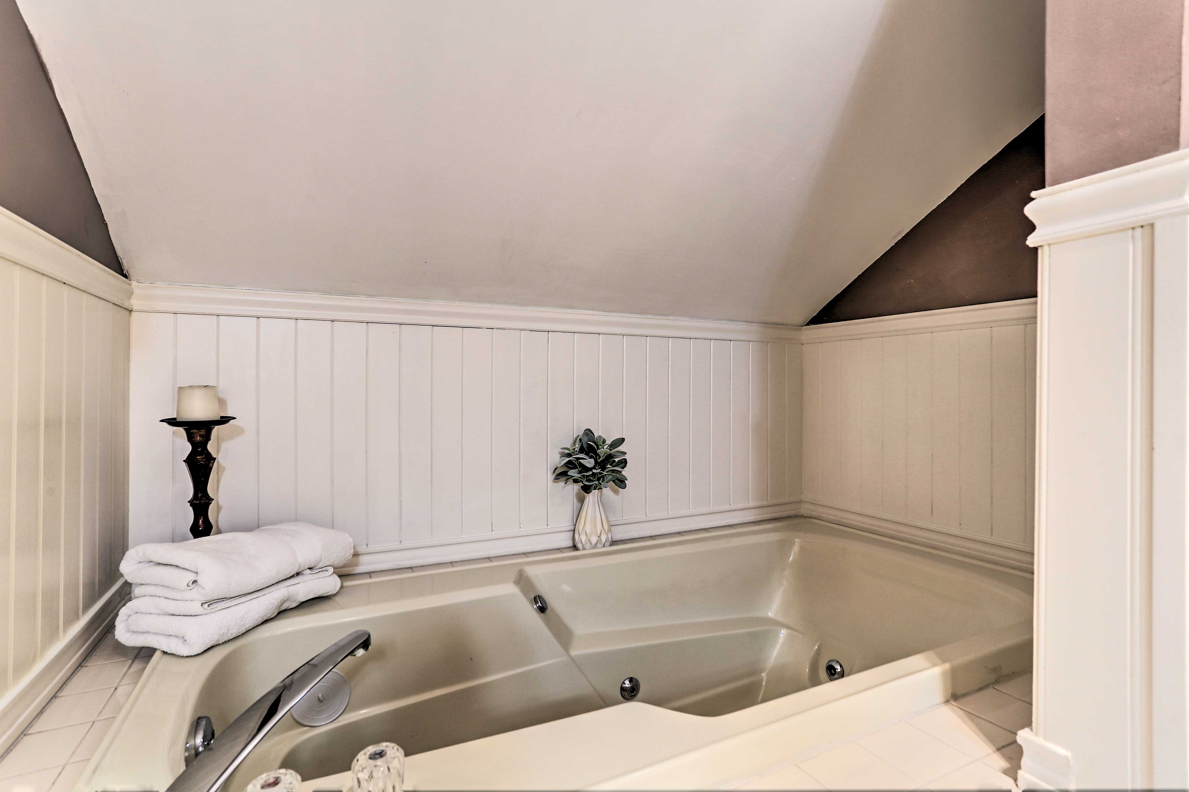 Full Bathroom | Jetted Tub