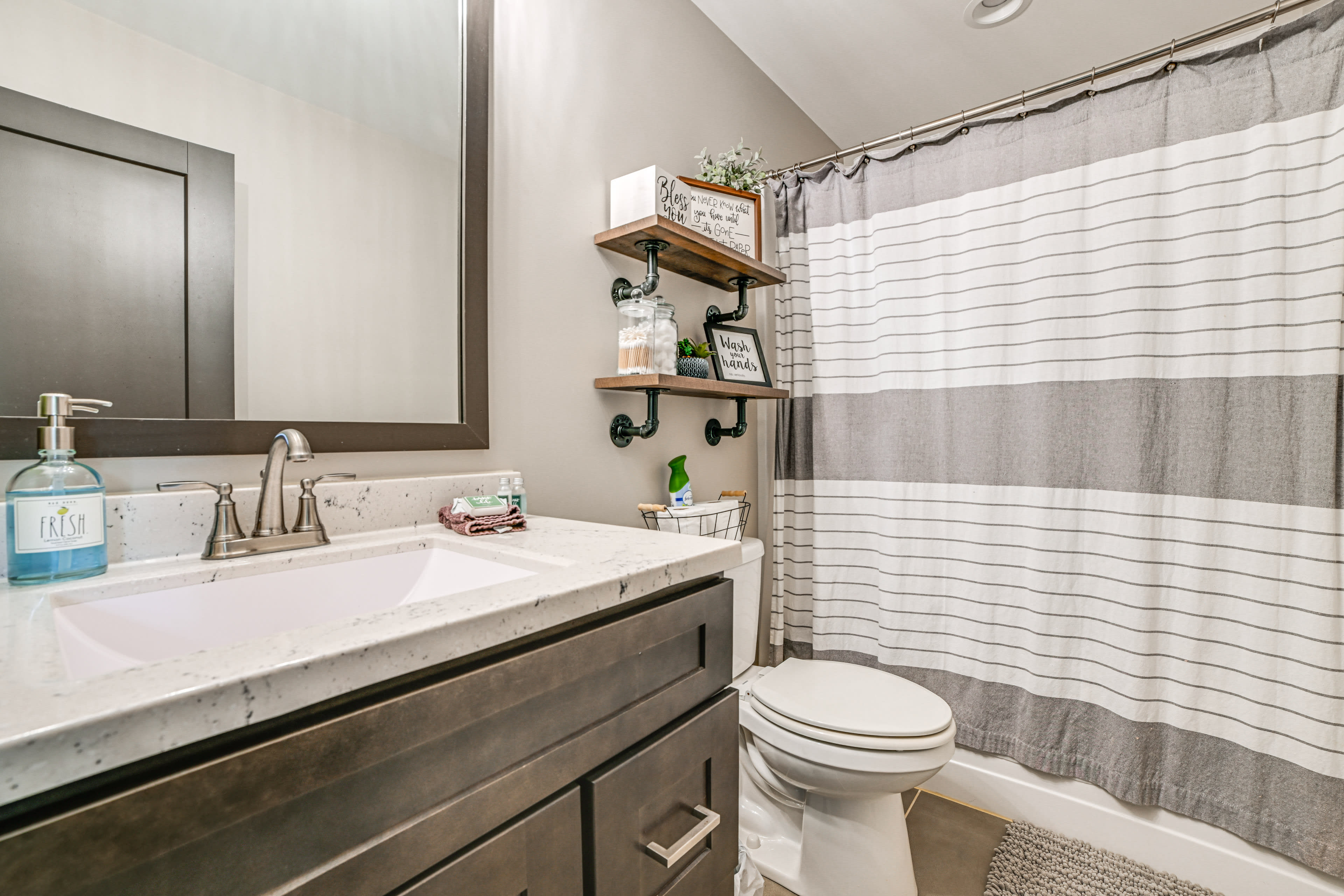 Full Bathroom | Complimentary Toiletries