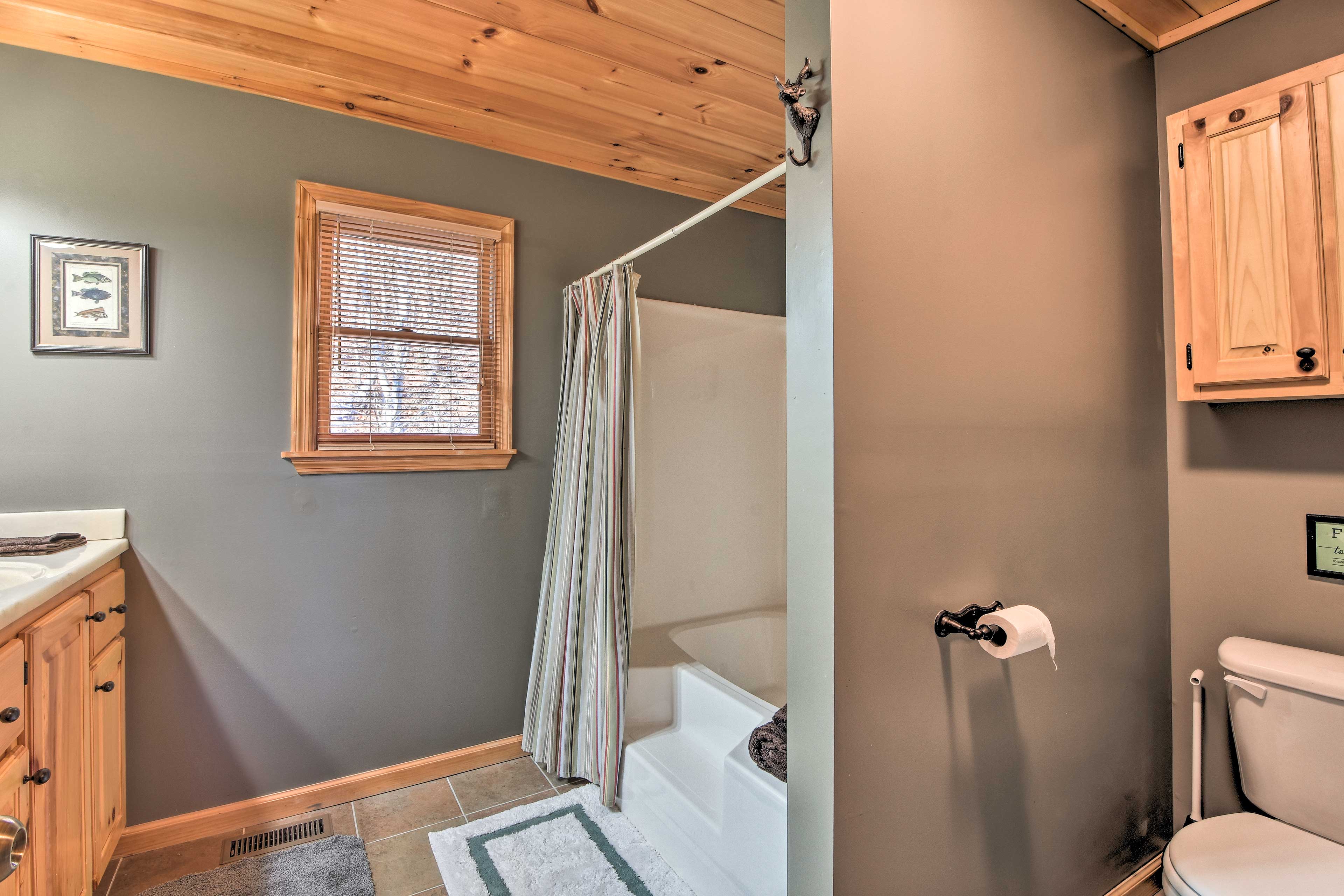 En-Suite Bathroom | Shower/Tub Combo | Towels Provided