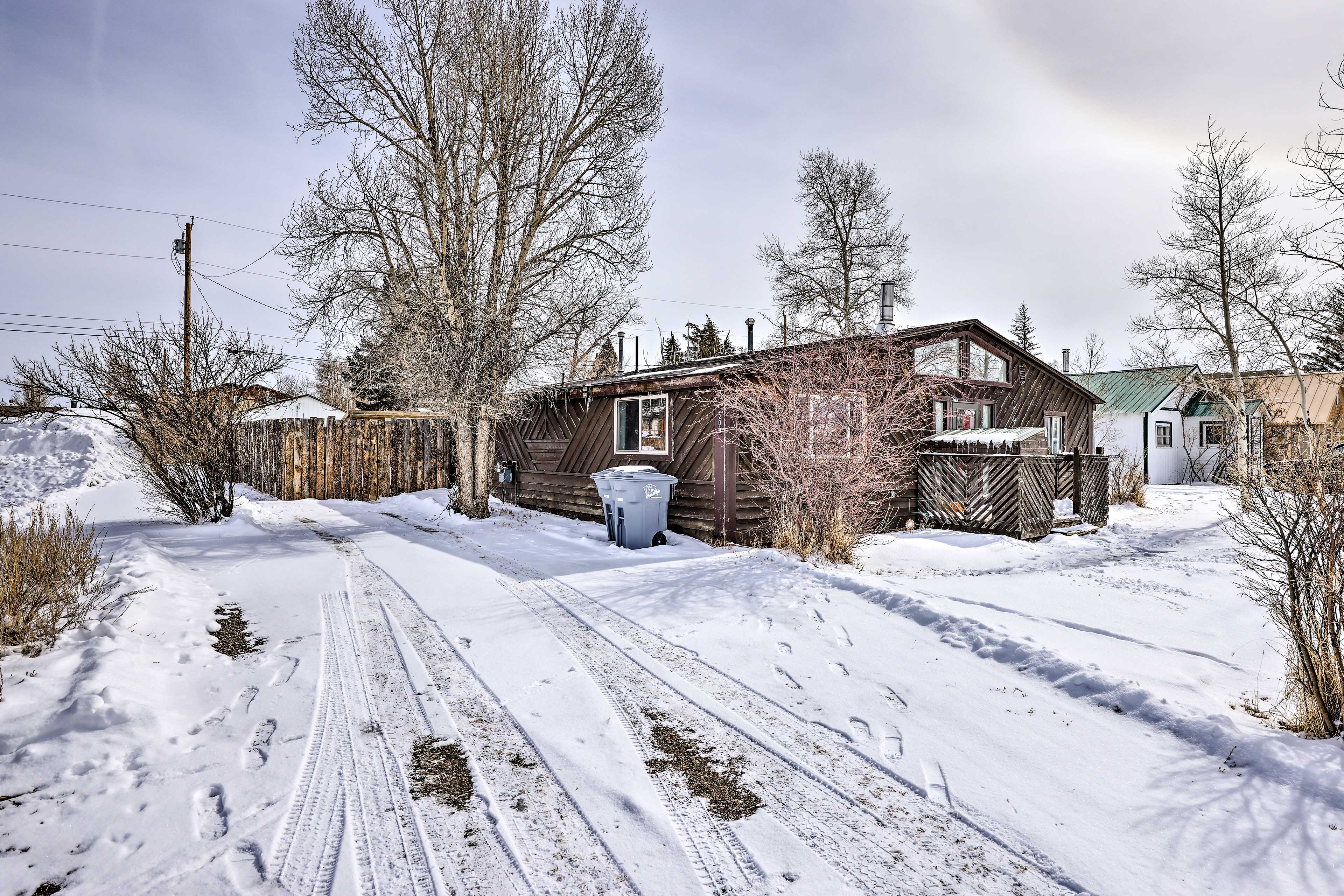 Driveway Parking (4 vehicles) | Street Parking | Trailers & RVs Permitted