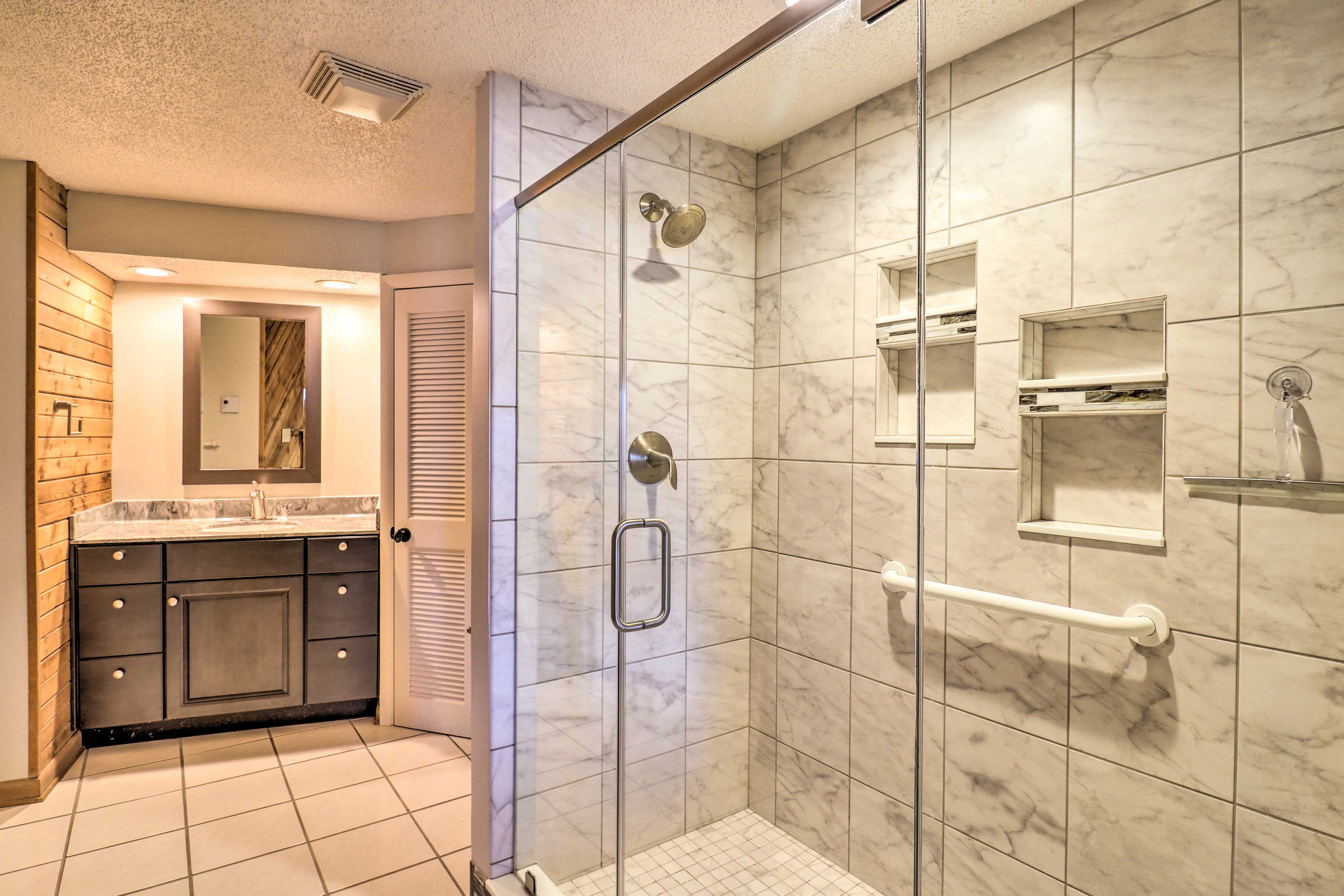 En-Suite Bathroom | Towels Provided