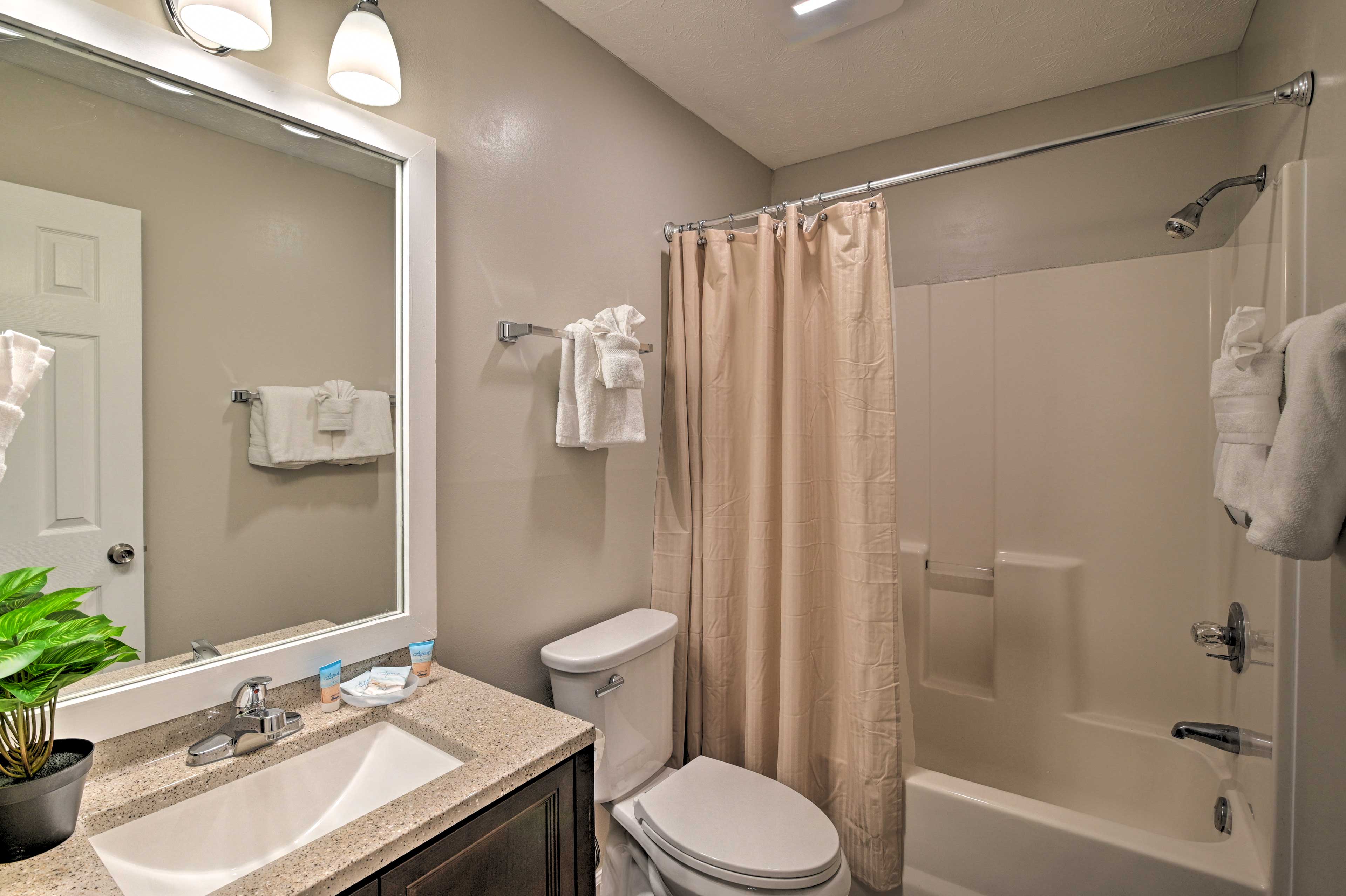 Bathroom | Shower/Tub Combo | Complimentary Toiletries