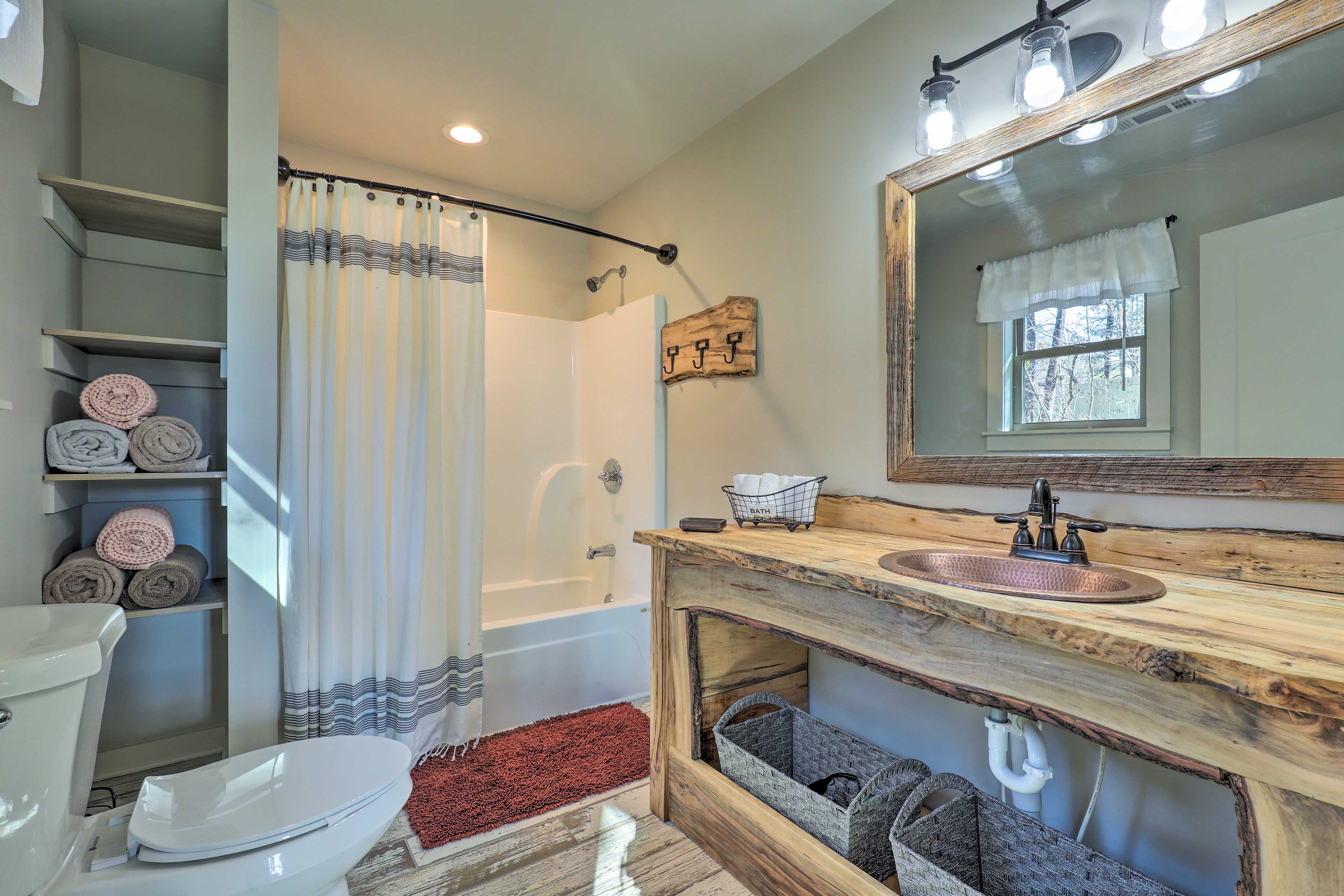 En-Suite Bathroom | Towels Provided