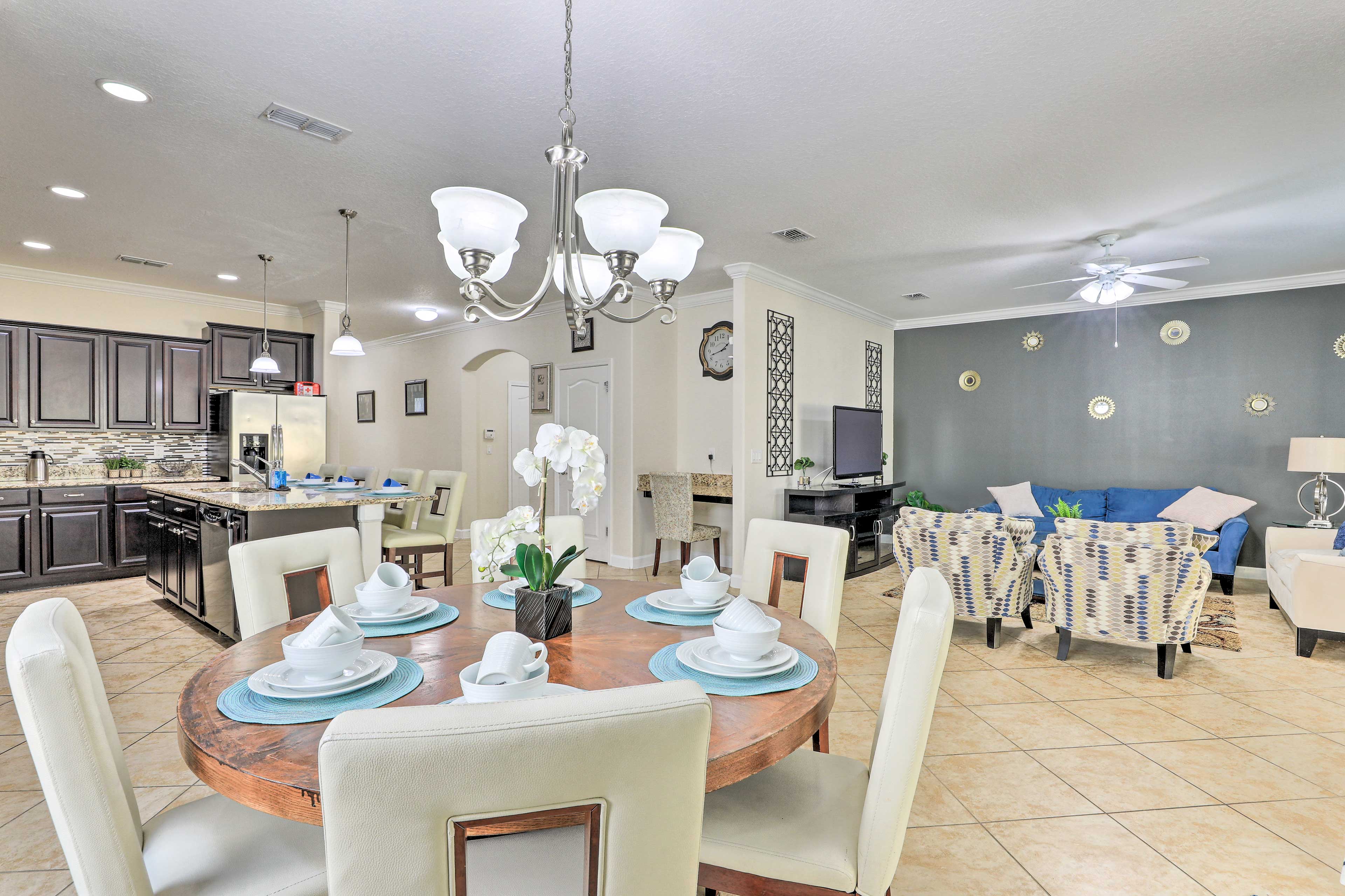 Dining Room | Air Conditioning | Dishware/Flatware