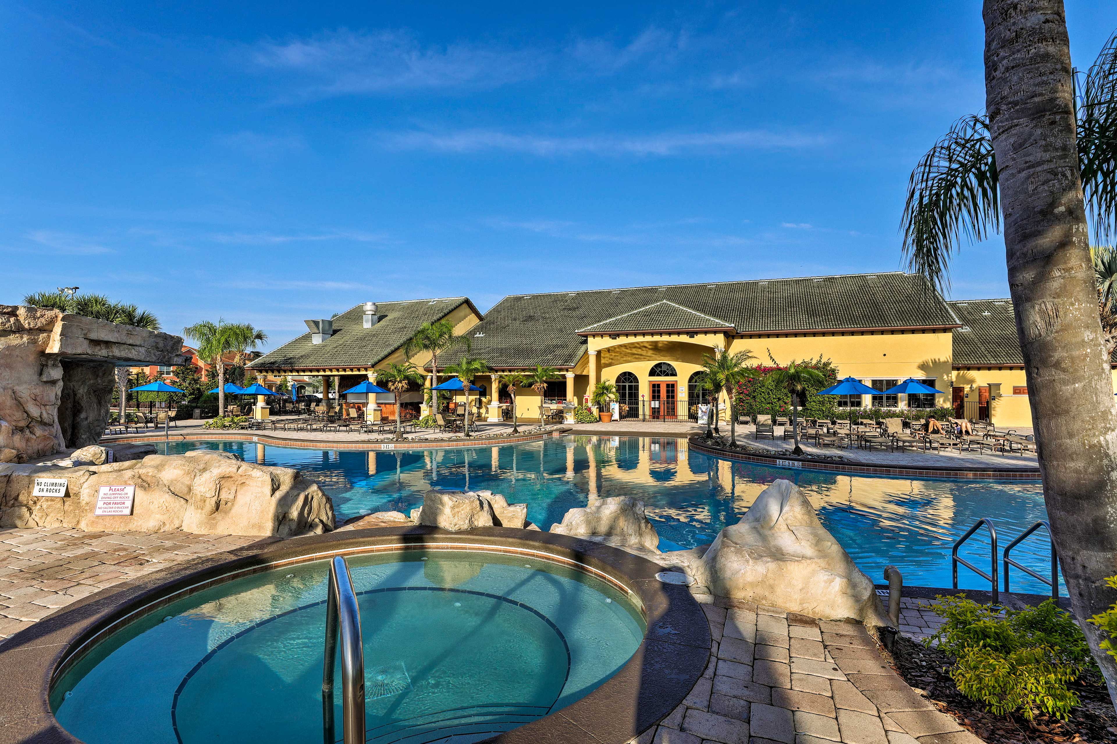 Paradise Palms Resort | Outdoor Pool | Hot Tub