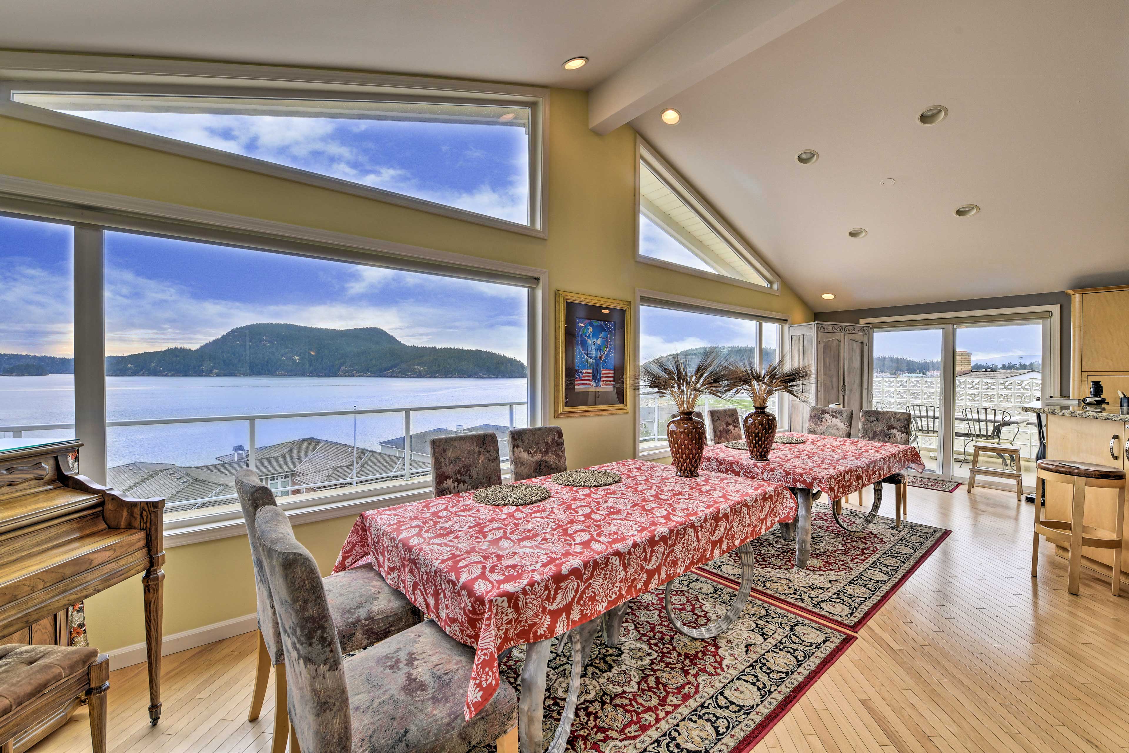 Dining Area | Dishware & Flatware Provided