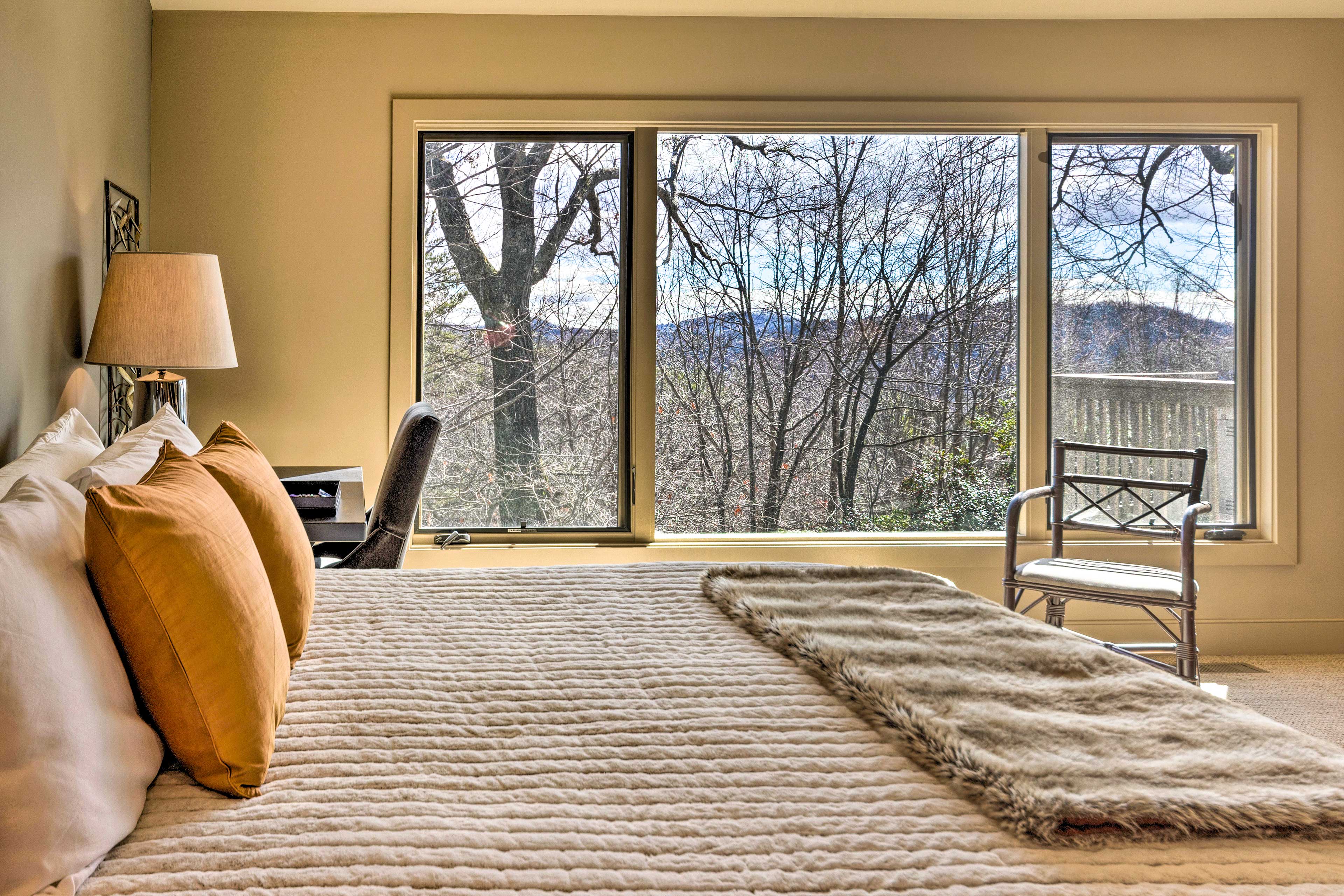 Bedroom 1 | Mountain Views