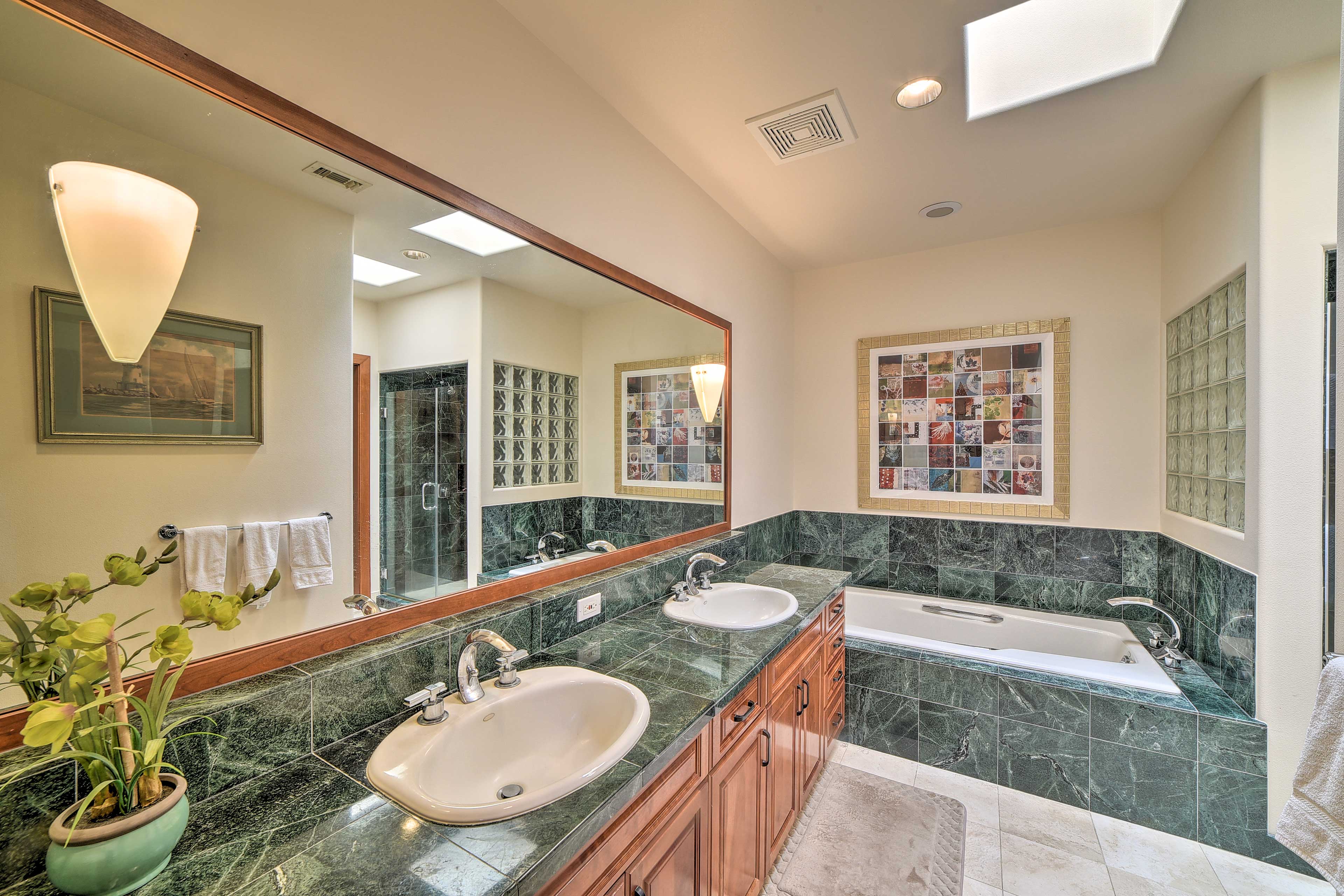 En-Suite Bathroom | Soaking Tub | Complimentary Toiletries