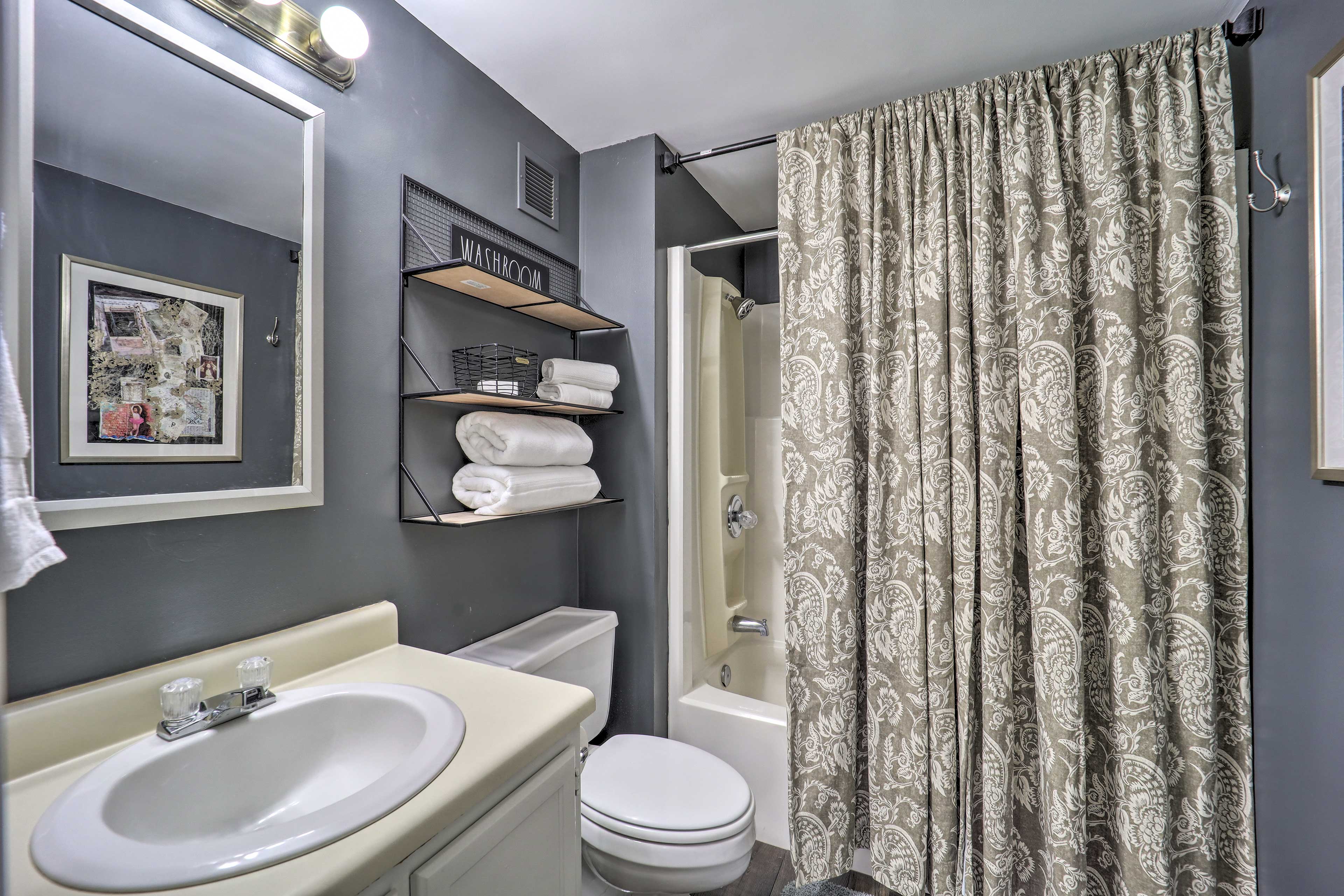 En-Suite Bathroom | Shower/Tub Combo | Towels Provided