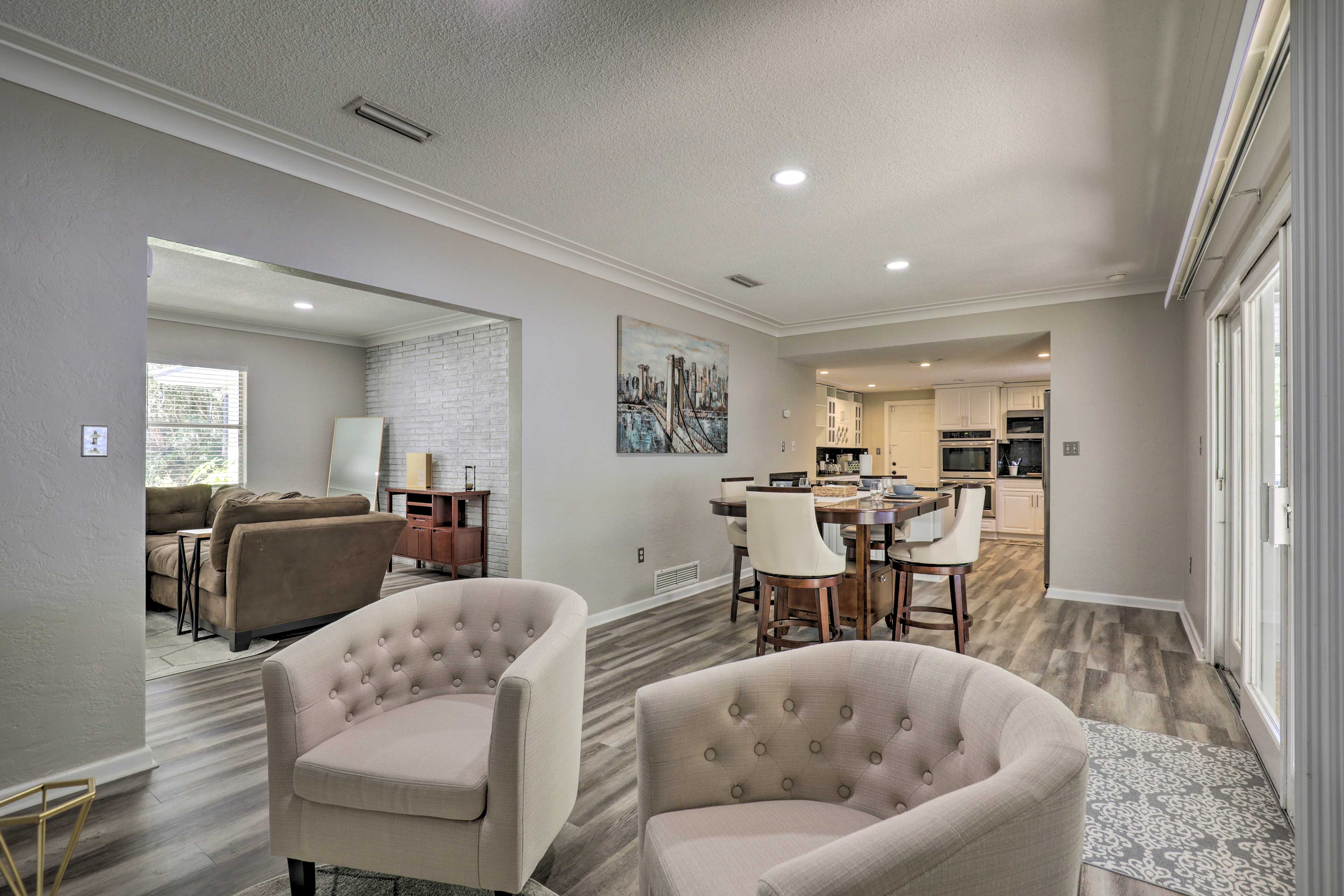 Dining Area | Smart TV