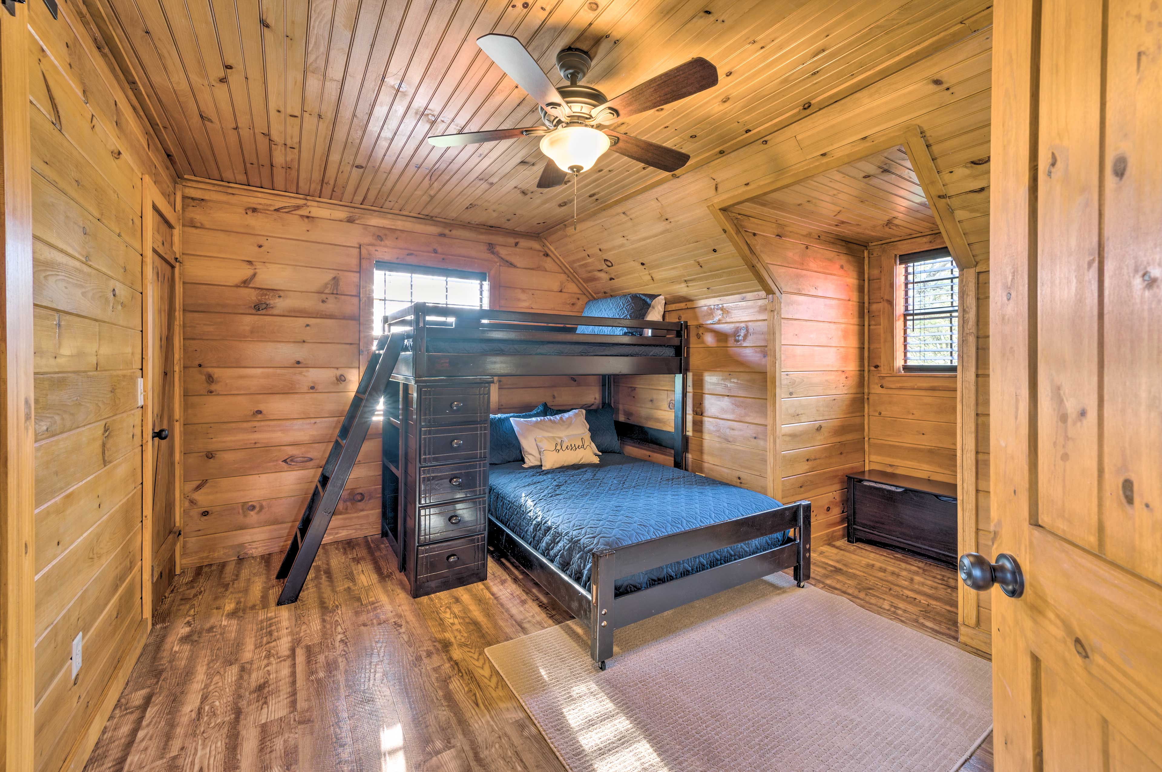 Bedroom 3 | Twin/Full Bunk Bed