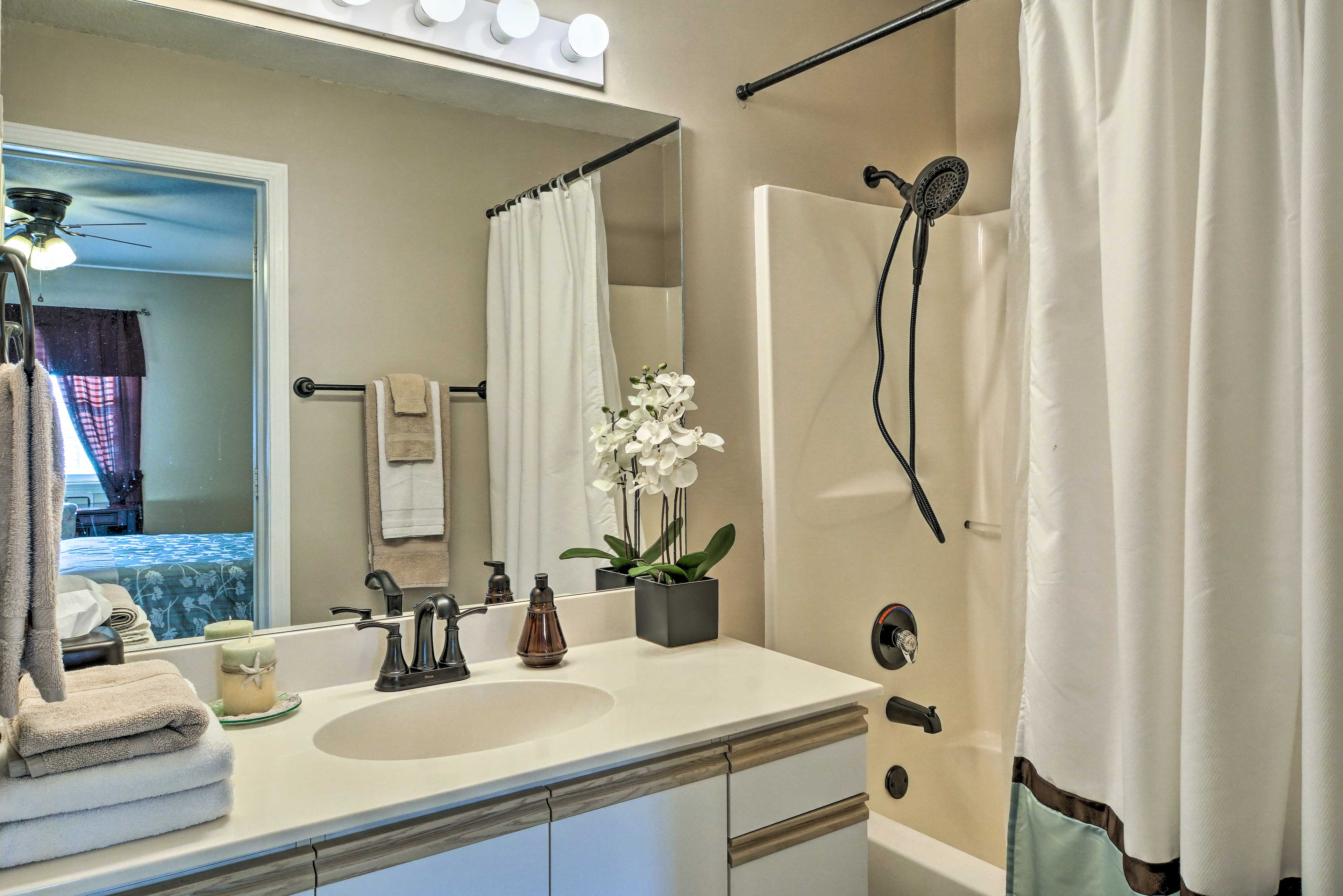 En-Suite Full Bathroom | Towels Provided