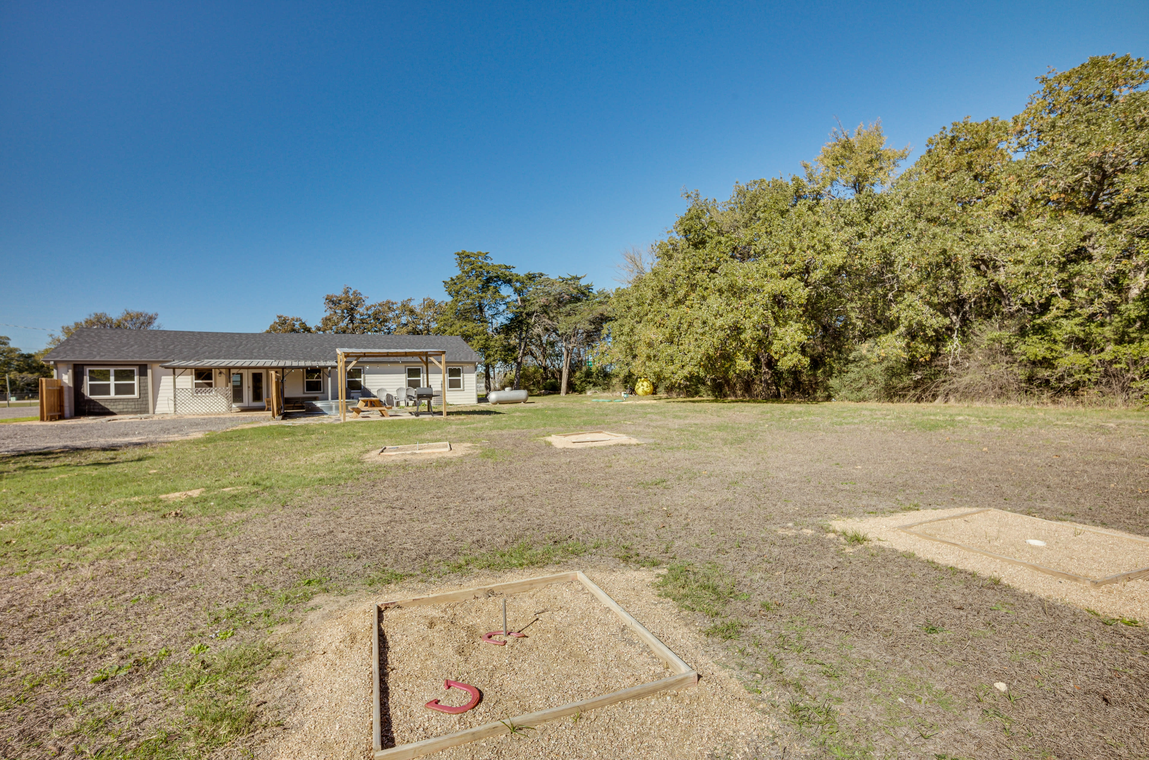 Yard Area | Horseshoes