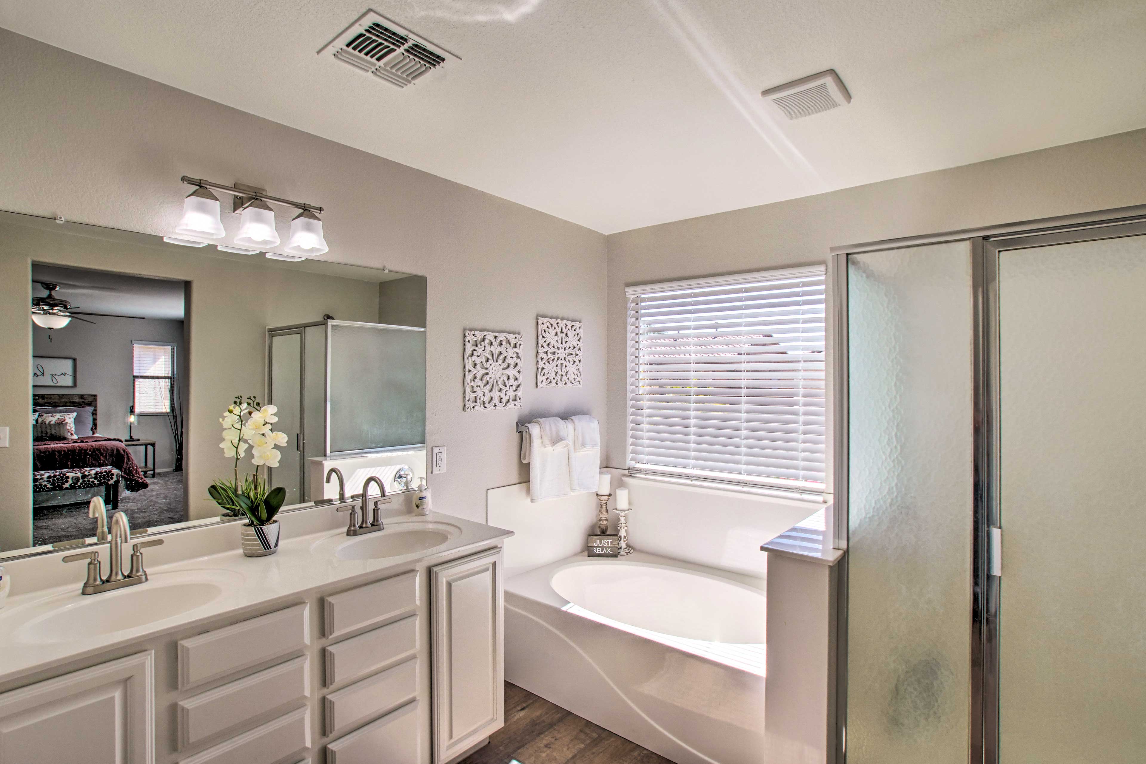 En-Suite Bathroom | Towels Provided | Soaking Tub