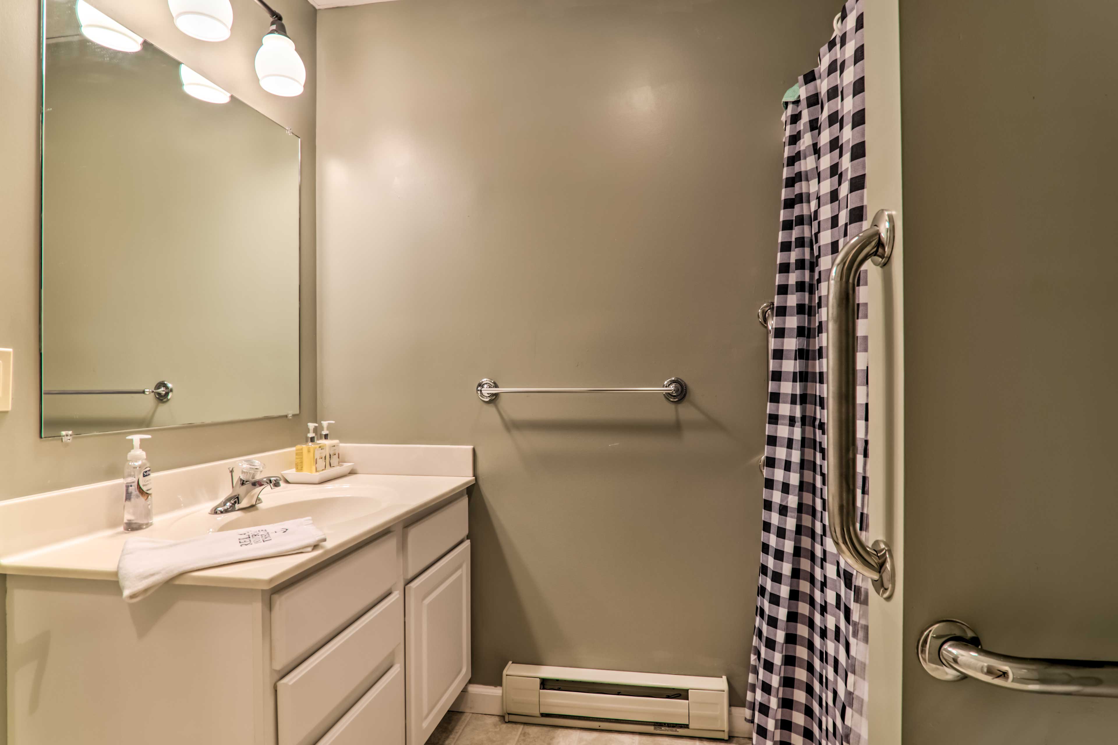 Full Bathroom | Complimentary Toiletries