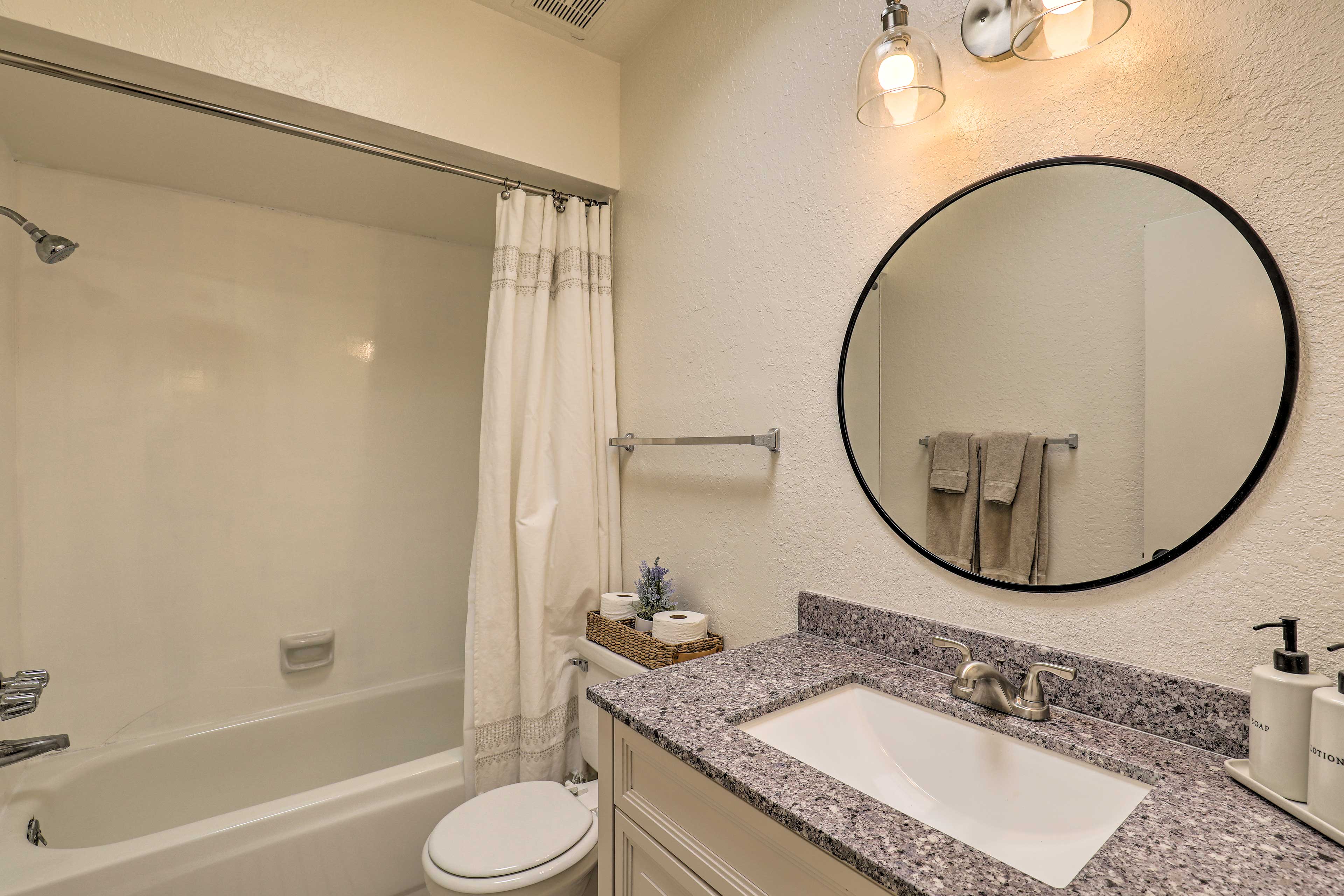 Full Bathroom | Complimentary Toiletries