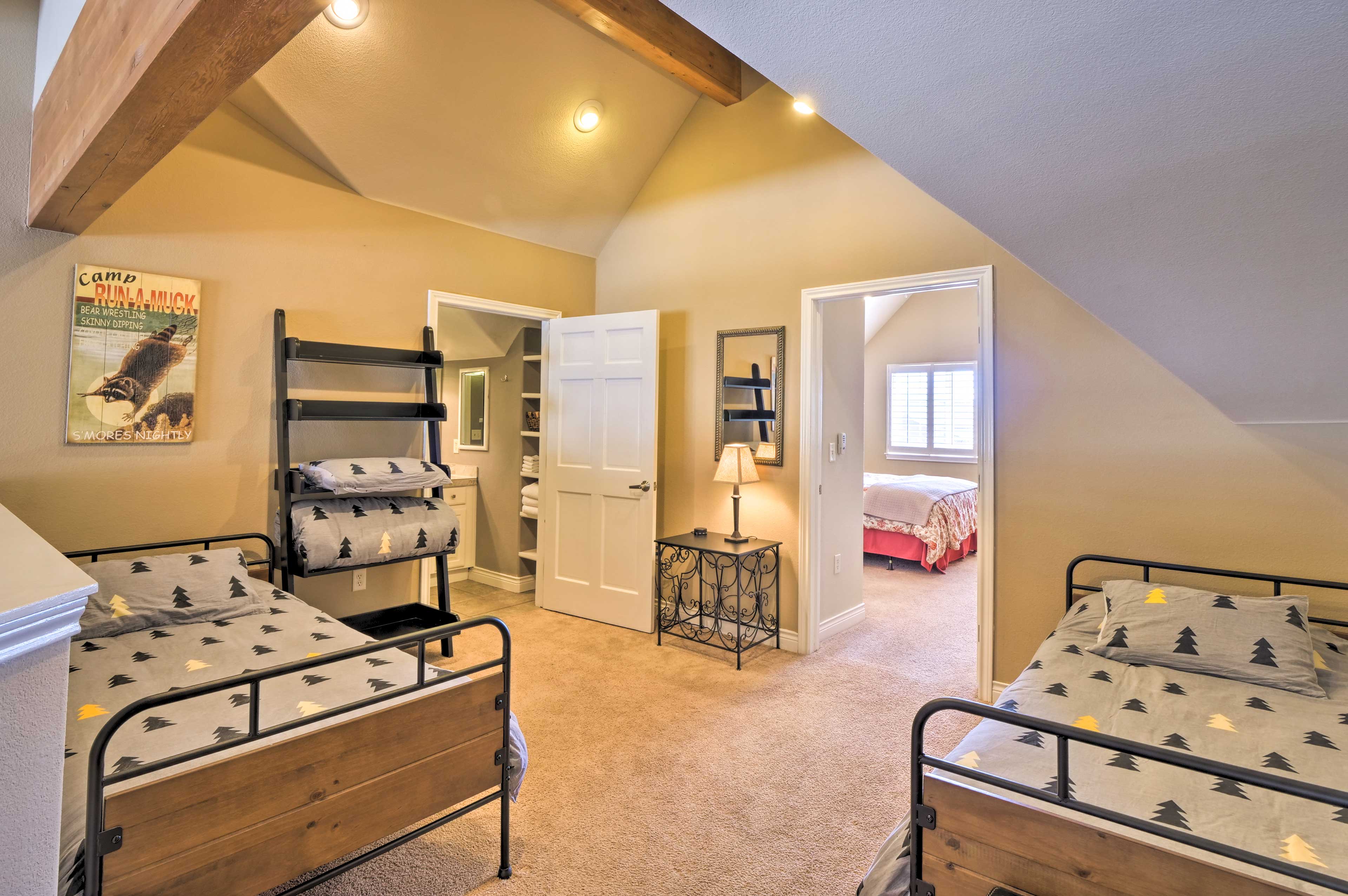 Loft | 2 Twin Beds | Twin Trundle Bed