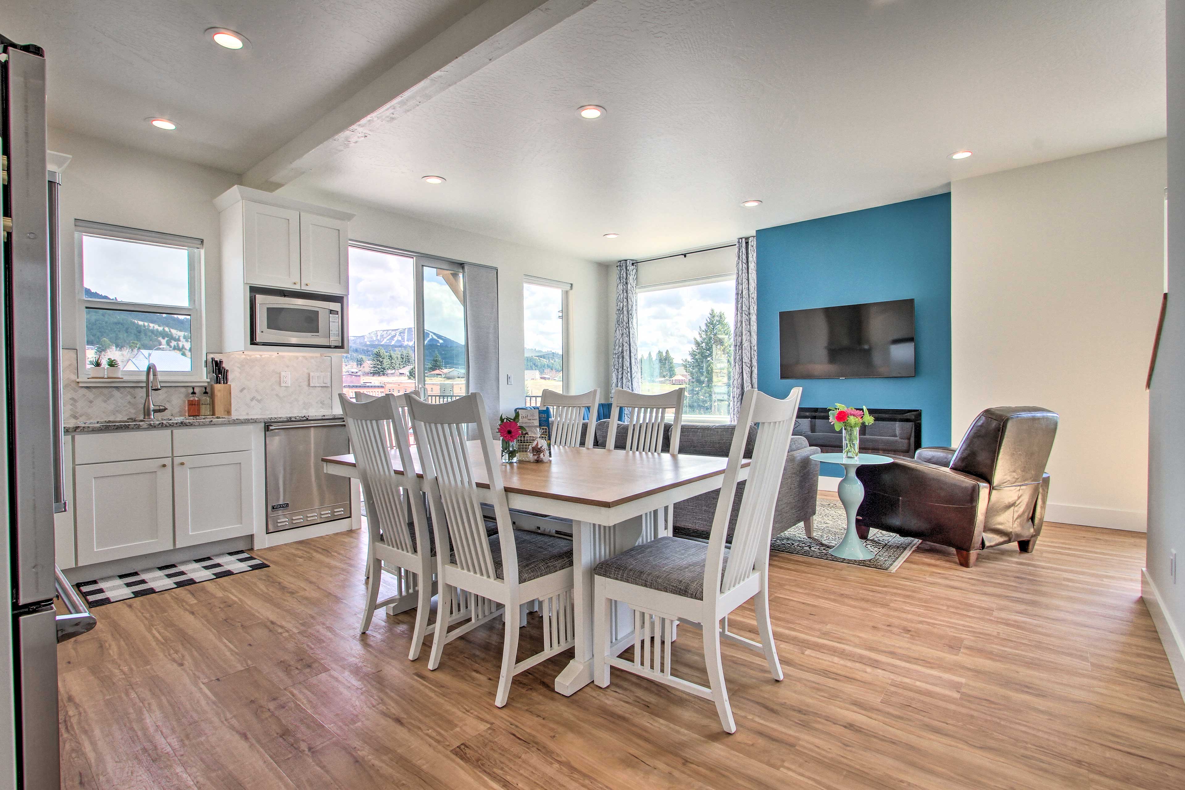 Dining Area | Dishware & Flatware Provided