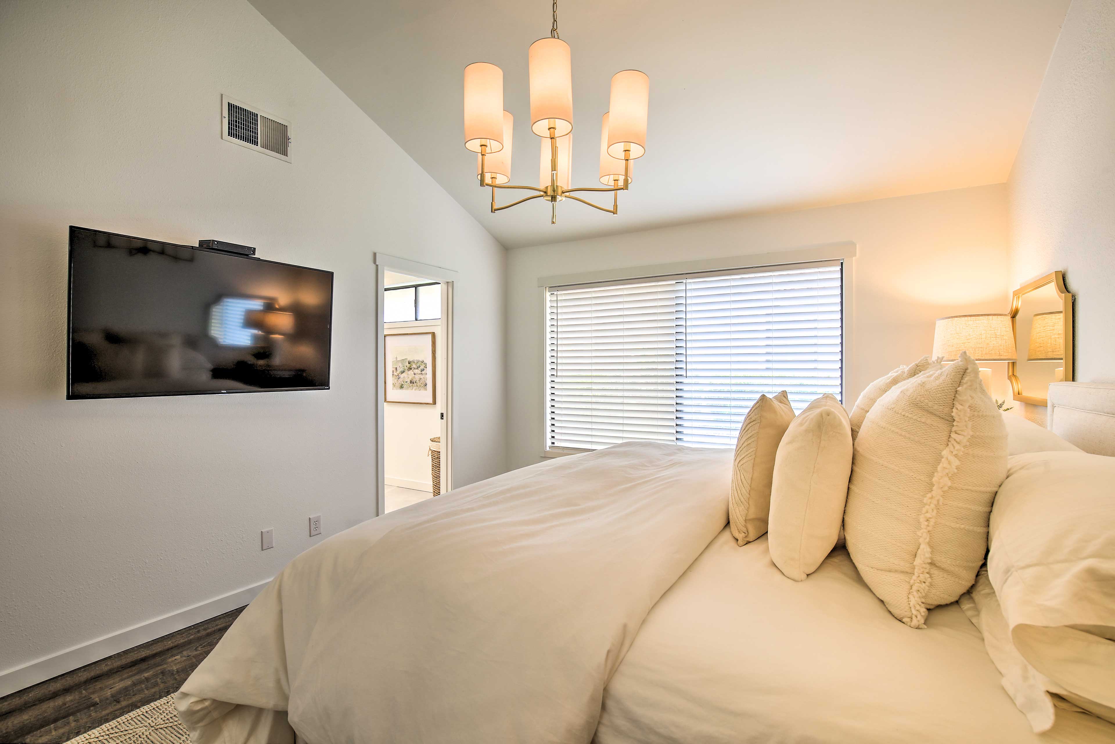 Bedroom 1 | Smart TV w/ Cable | En-Suite Bathroom