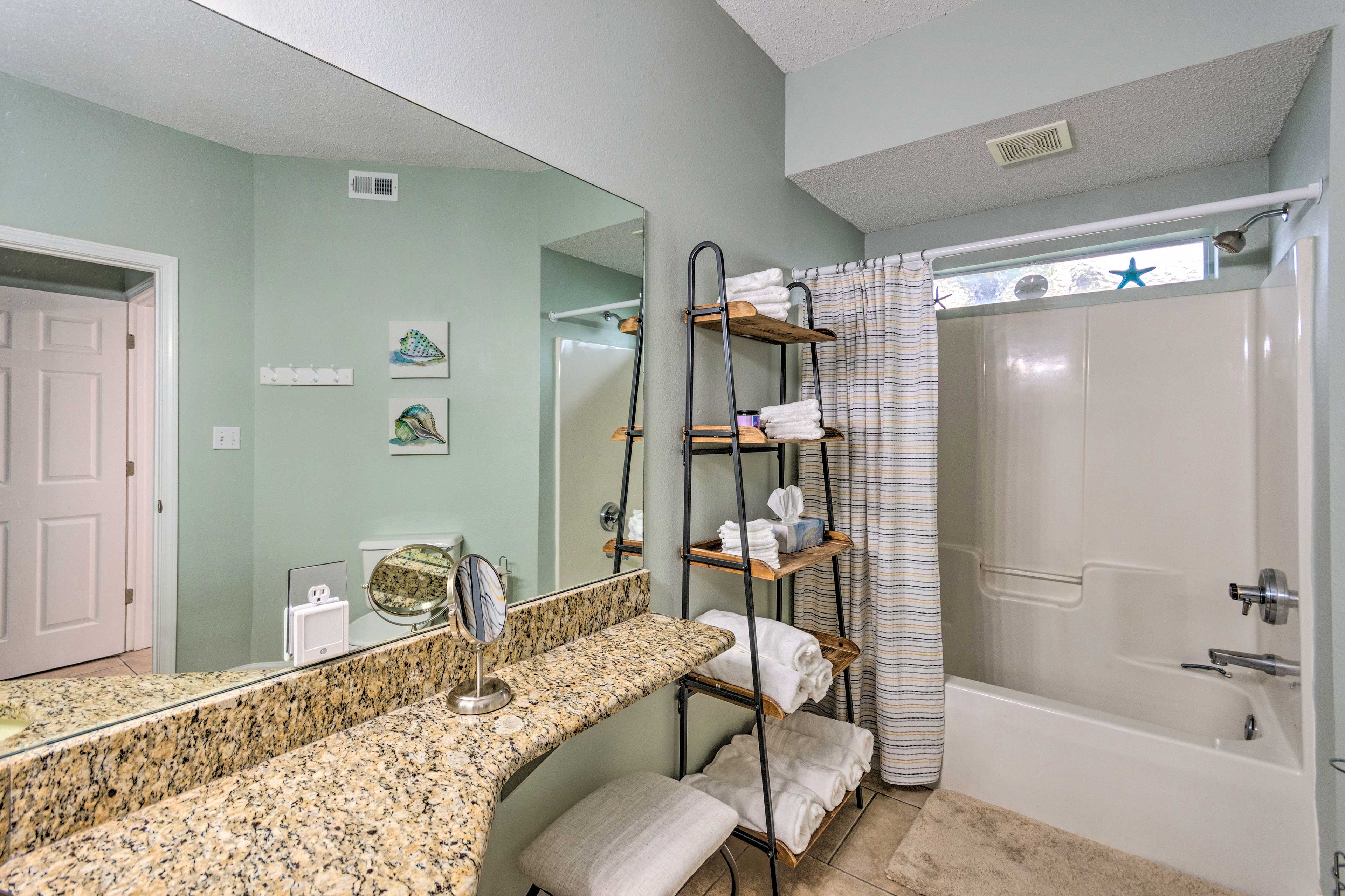 Full Bathroom | Complimentary Toiletries